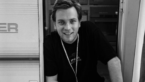 Ewan mcgregor, брюнетка, рубашка, улыбка, черный белый