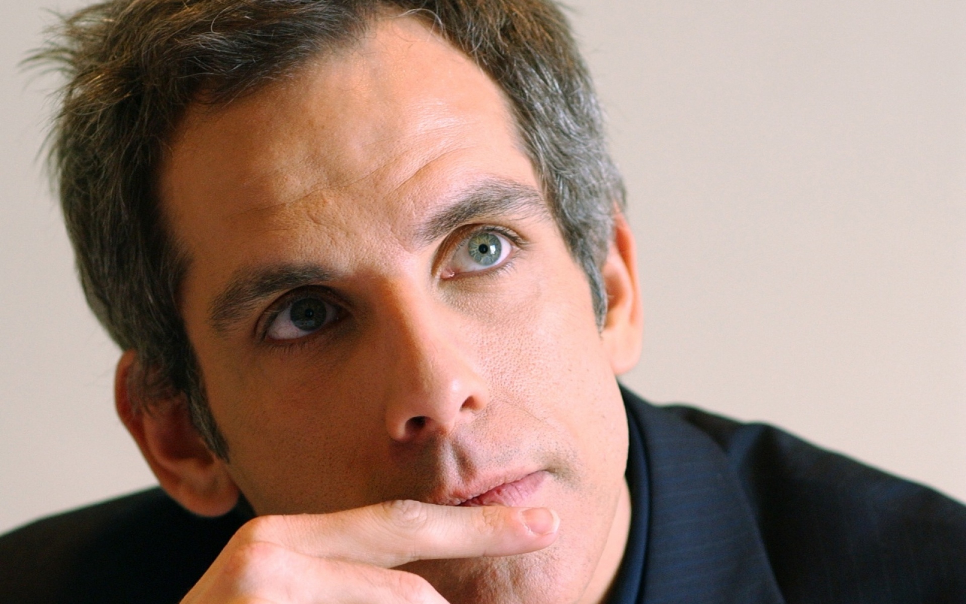 Картинки Ben stiller, брюнетка, руки, вдумчивый, жест, лицо фото и обои на рабочий стол