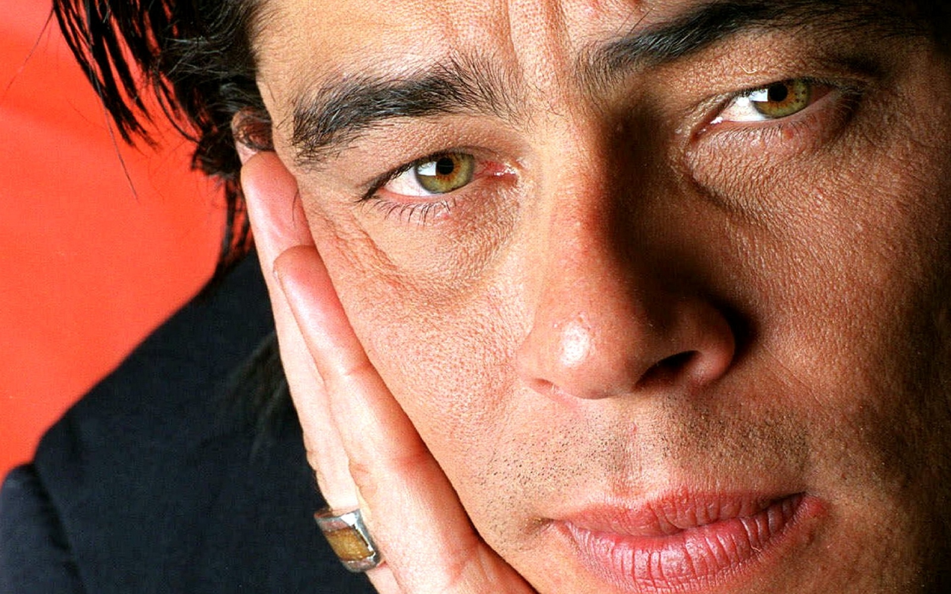 Картинки Benicio del toro, мужчина, брюнетка, лицо, рука, кольцо, карие глаза фото и обои на рабочий стол