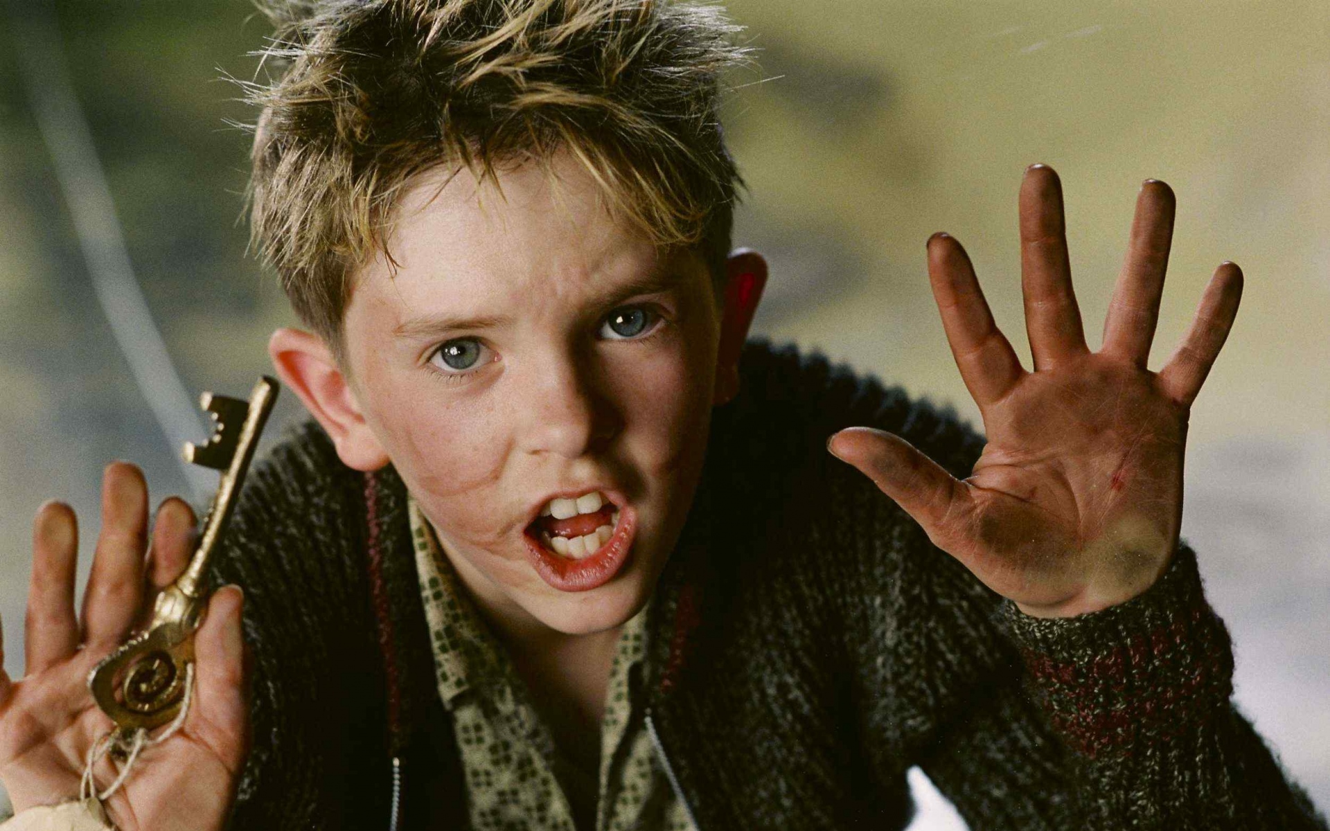 Картинки Freddie highmore, знаменитость, ключ, молодой, руки, загрязнения фото и обои на рабочий стол