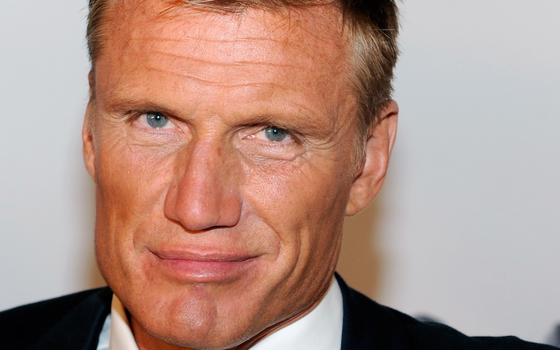Картинки Dolph lundgren, лицо, улыбка, морщины, глаза, голубые глаза фото и обои на рабочий стол