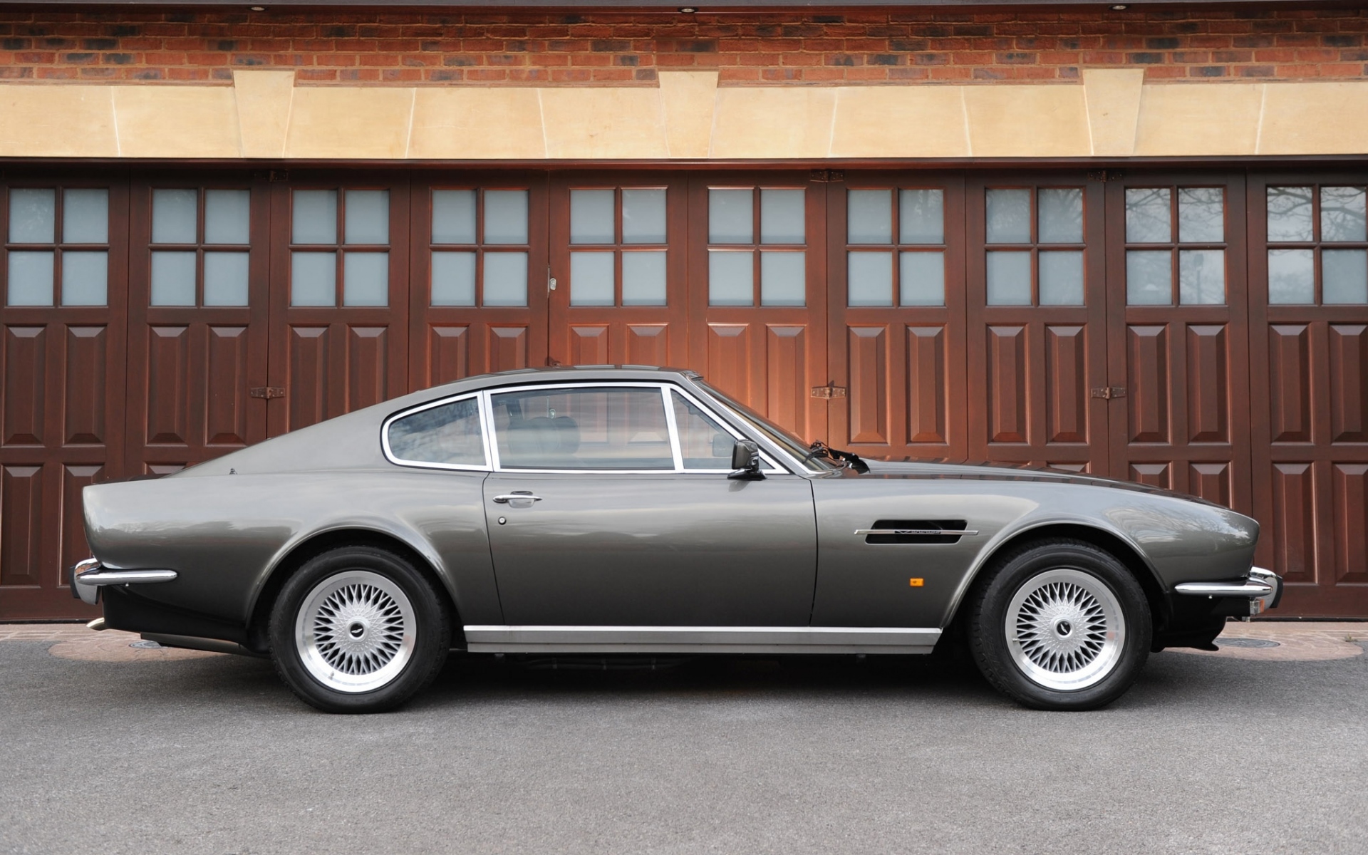 Картинки Aston martin, v8, 1972, белый, вид сбоку, авто фото и обои на рабочий стол
