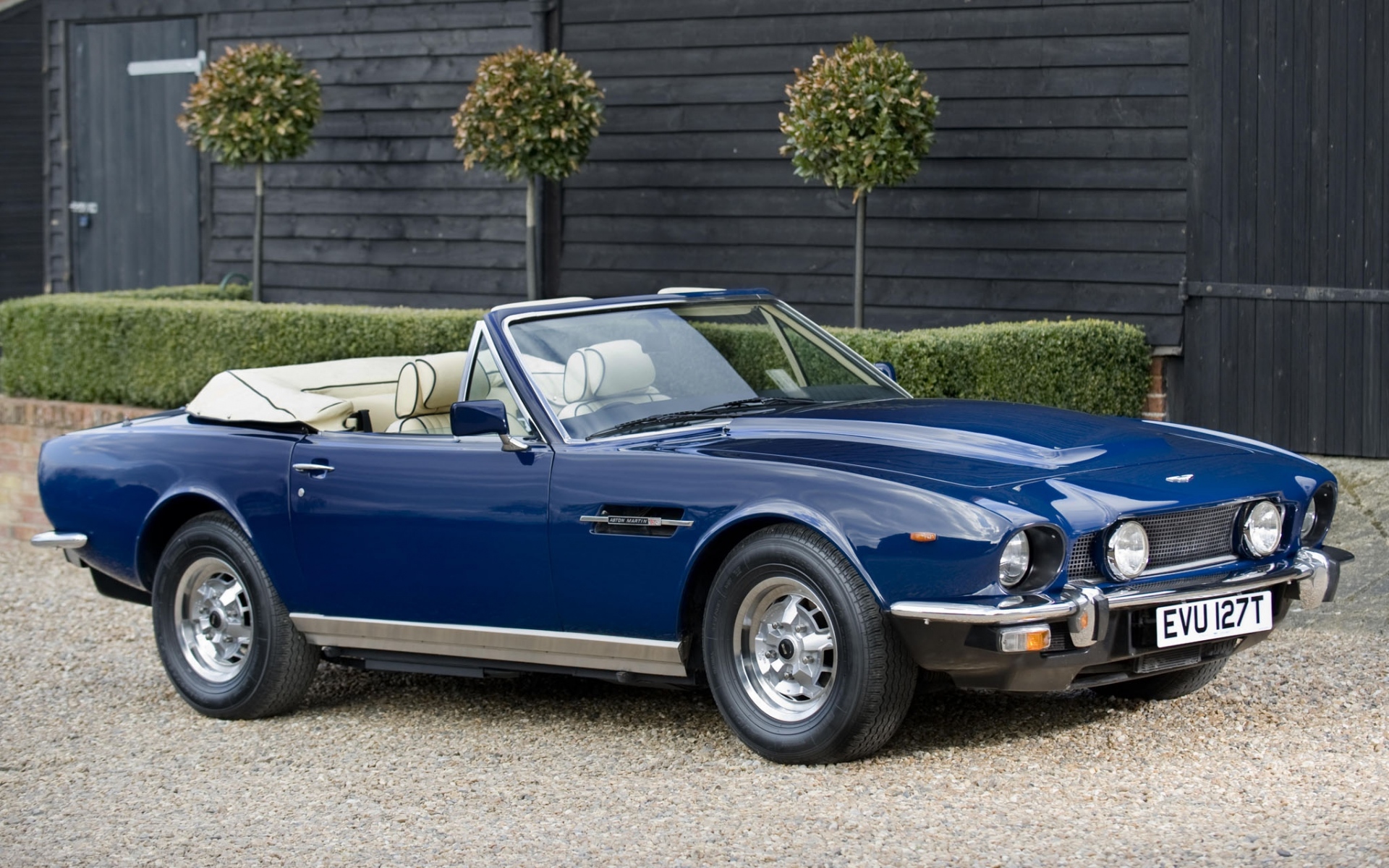 Картинки Aston martin, v8, 1977, синий, вид сбоку, кабриолет, здание фото и обои на рабочий стол