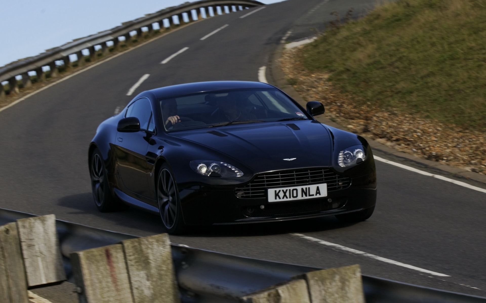 Картинки Aston martin, v8, 2010, черный, вид спереди, стиль, трек фото и обои на рабочий стол