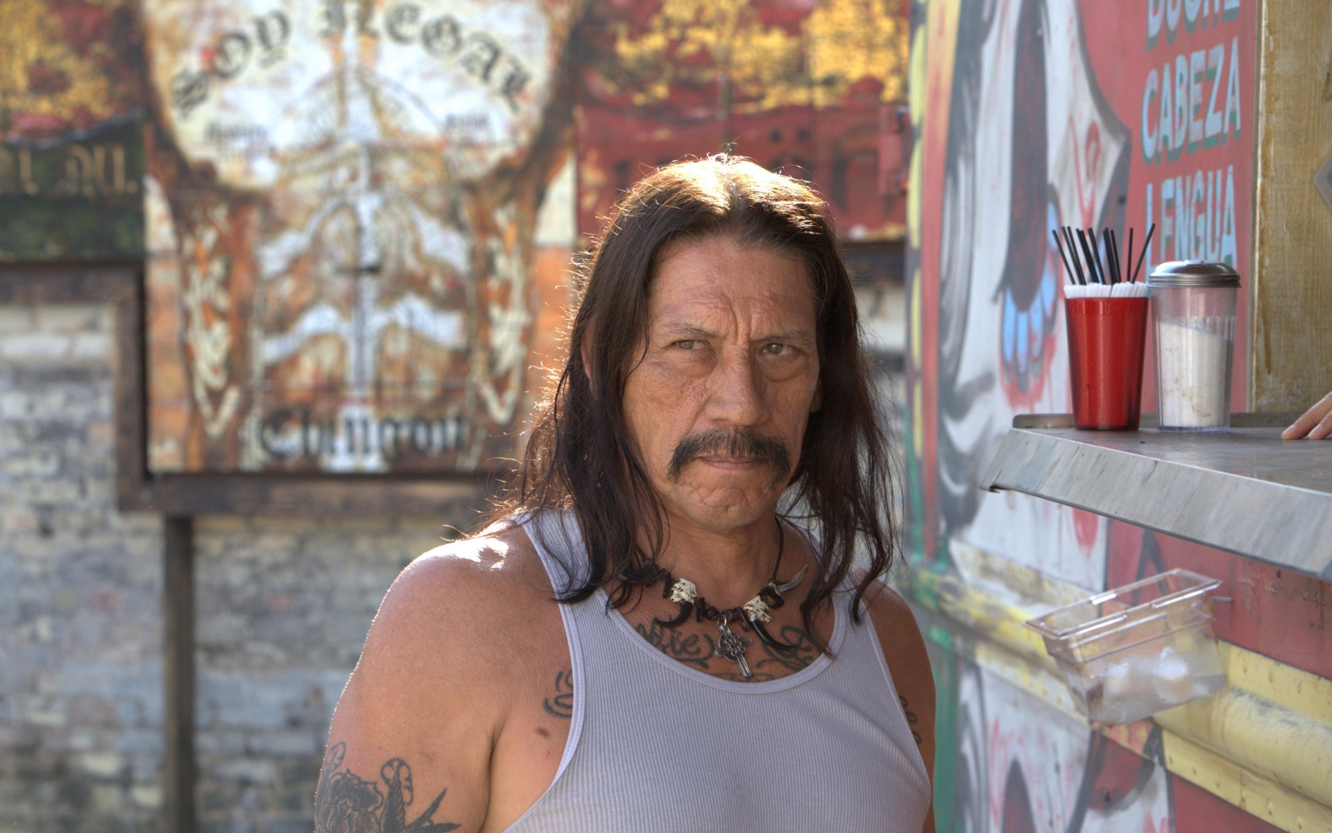 Картинки Danny trejo, мужчина, актер, длинноволосого, футболки, тату фото и обои на рабочий стол