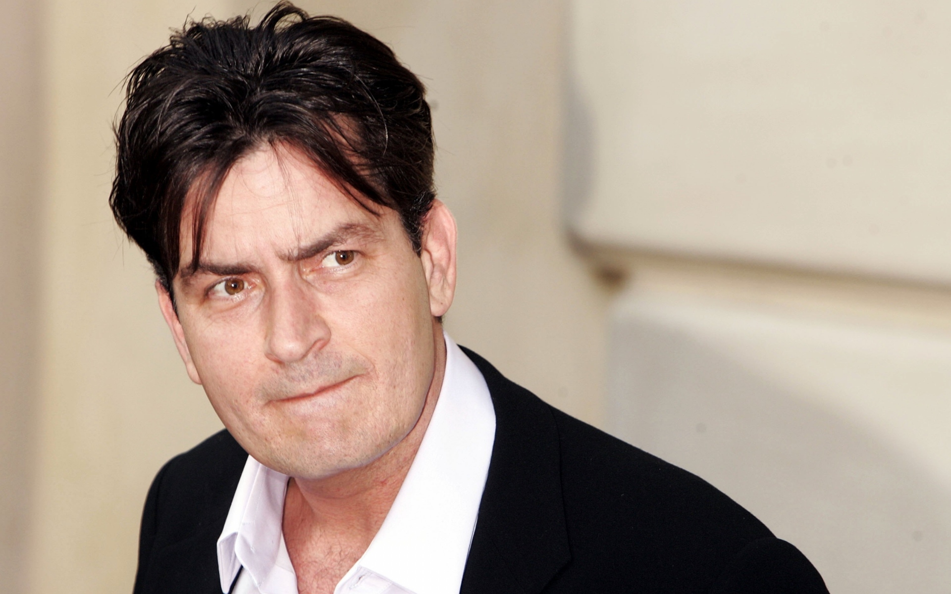 Картинки Charlie sheen, брюнетка, мужчина, лицо, задумчивый фото и обои на рабочий стол