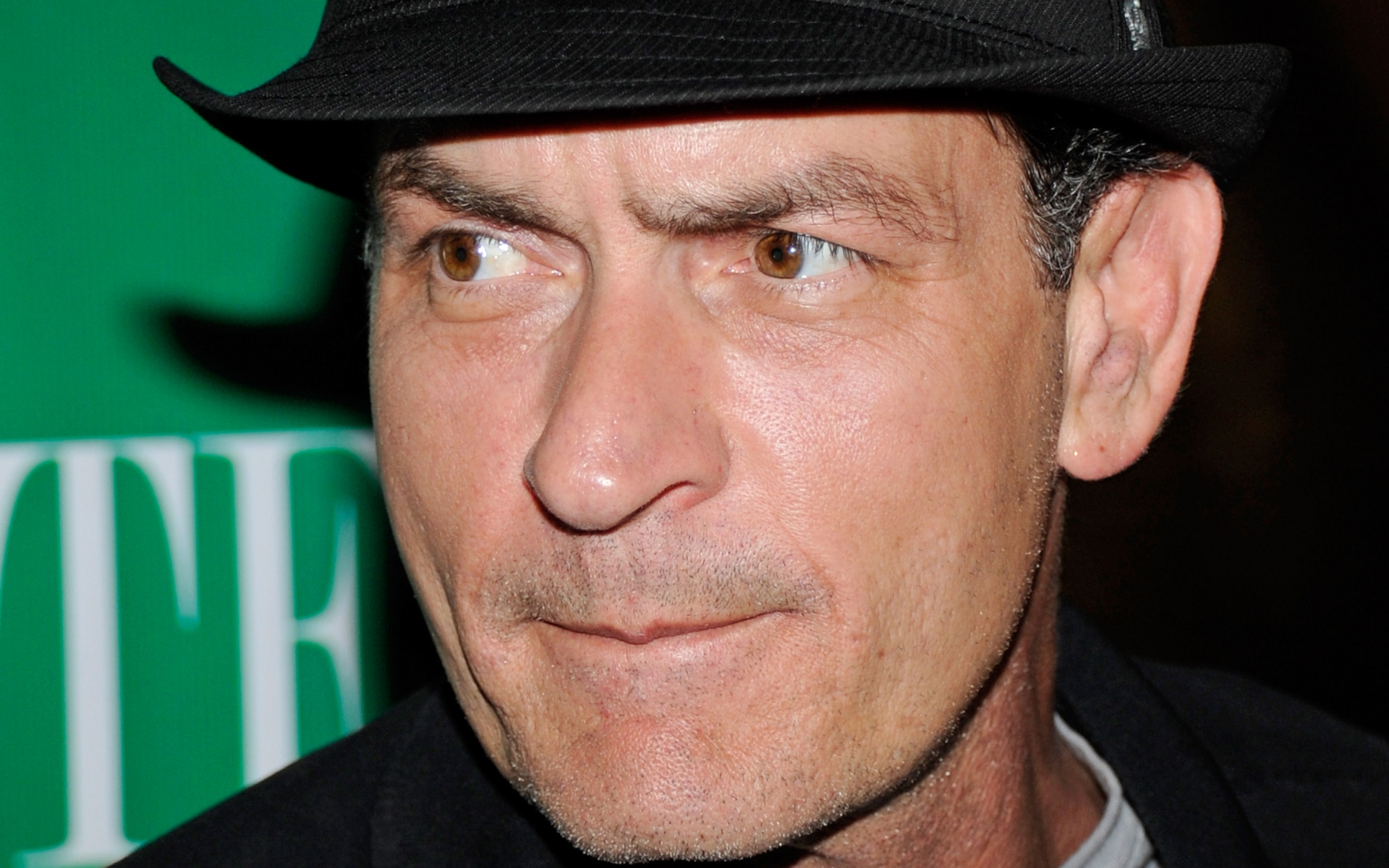 Картинки Charlie sheen, брюнетка, мужчина, шляпа, карие глаза фото и обои на рабочий стол