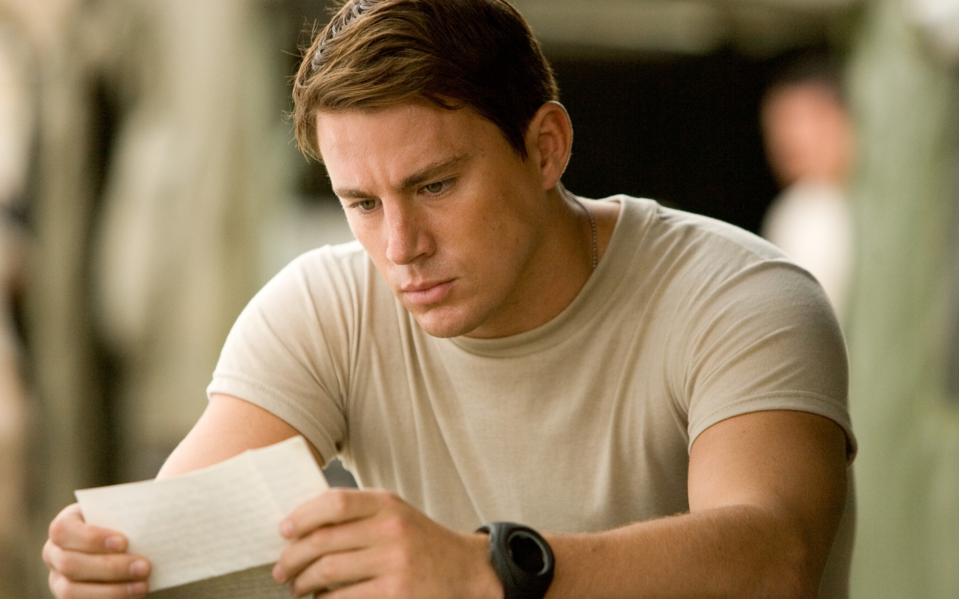 Картинки Channing tatum, темный, рубашка, письмо, руки, часы фото и обои на рабочий стол