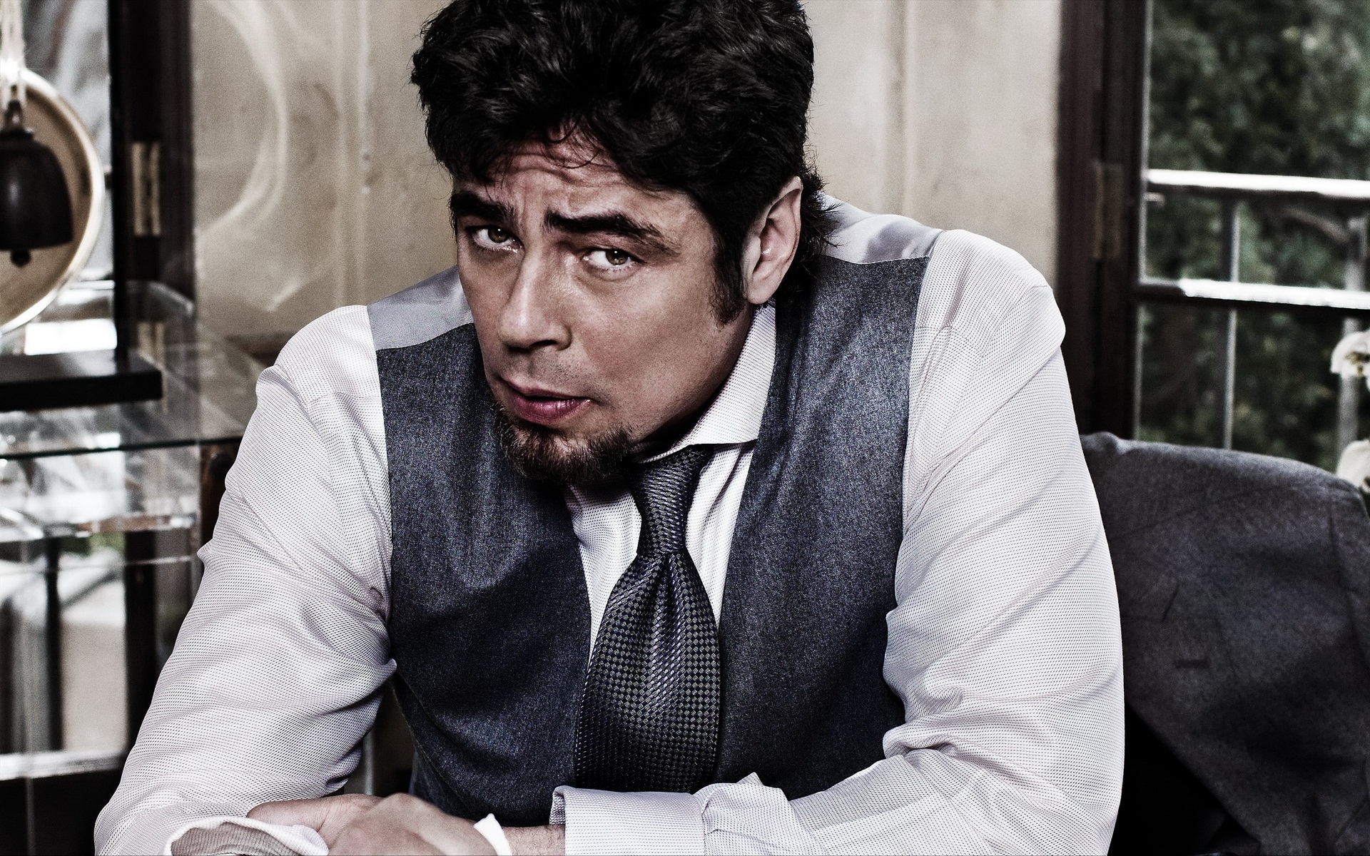 Картинки Benicio del toro, коричневые волосы, борода, рубашка, взгляд, жестокость фото и обои на рабочий стол