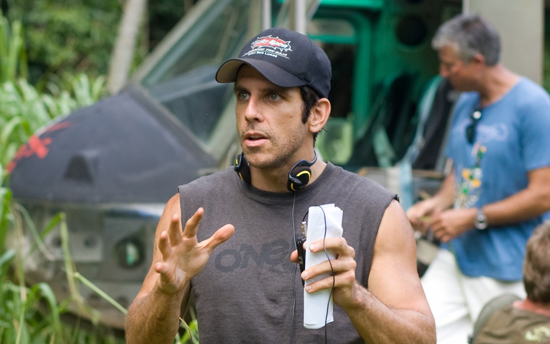 Картинки Ben stiller, темный, наушники, кепка, жест фото и обои на рабочий стол