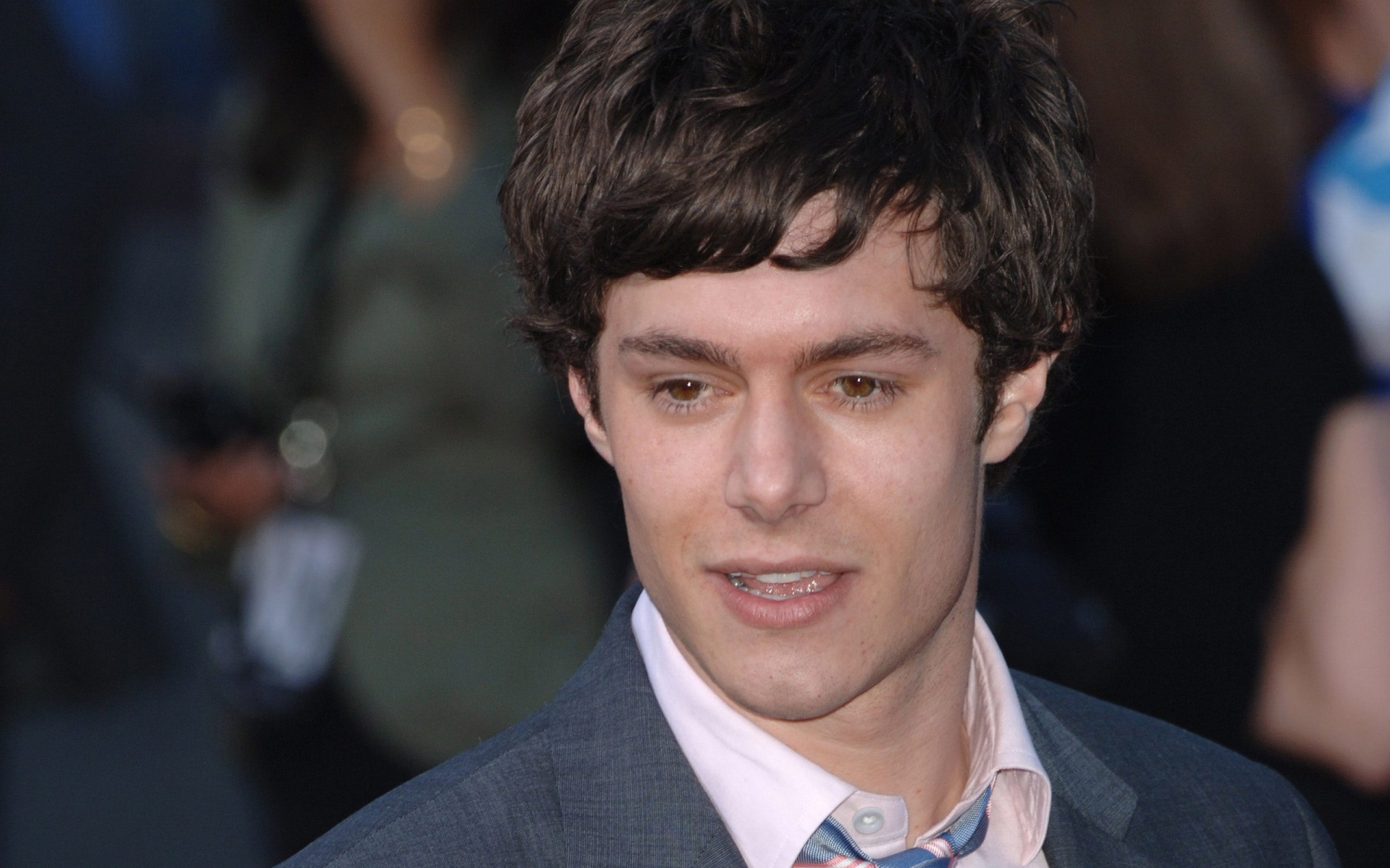 Картинки Adam brody, темноволосый, улыбающийся, куртка, волосы фото и обои на рабочий стол