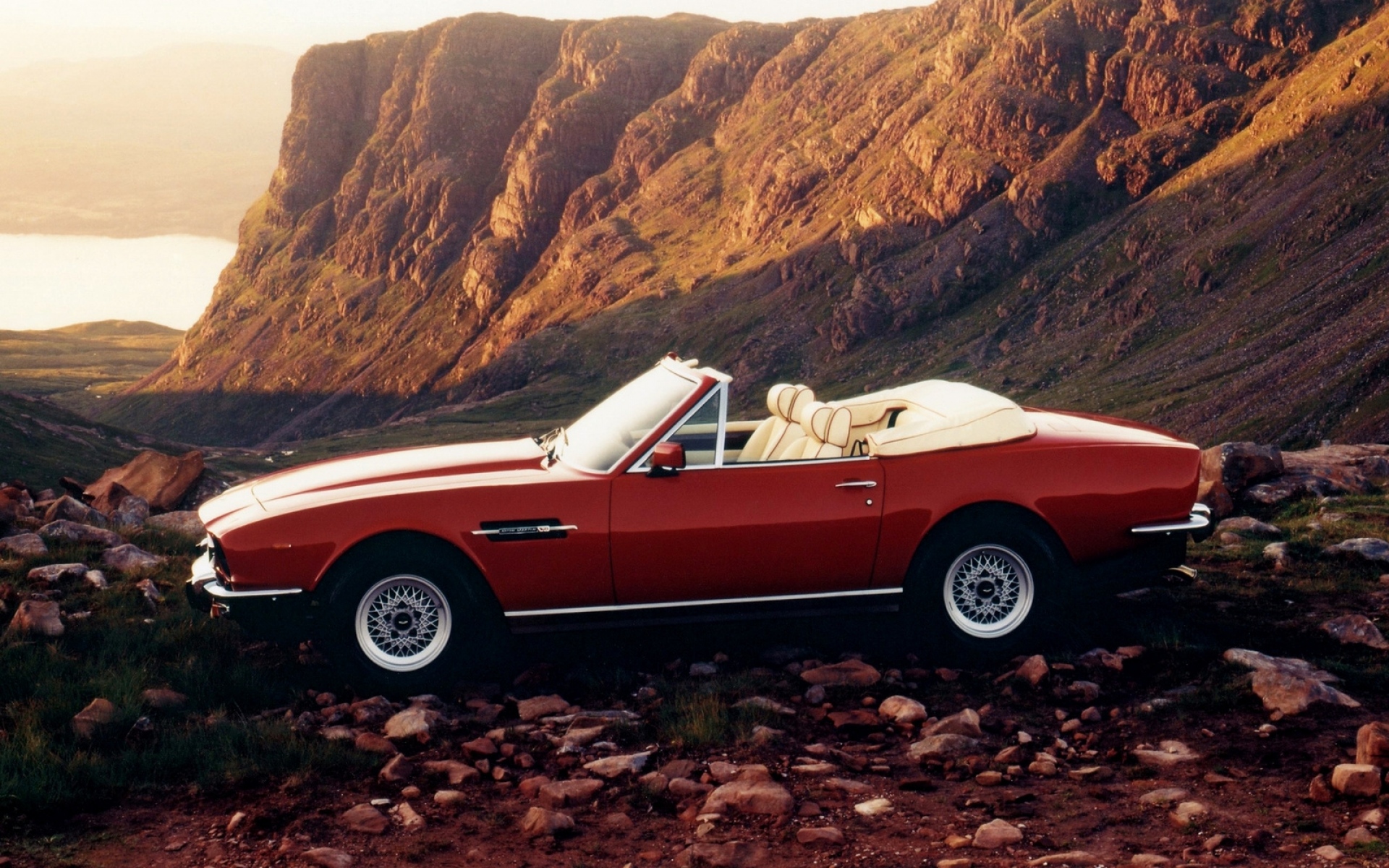 Картинки Aston martin, v8, 1977, красный, вид сбоку, кабриолет, авто, природа фото и обои на рабочий стол