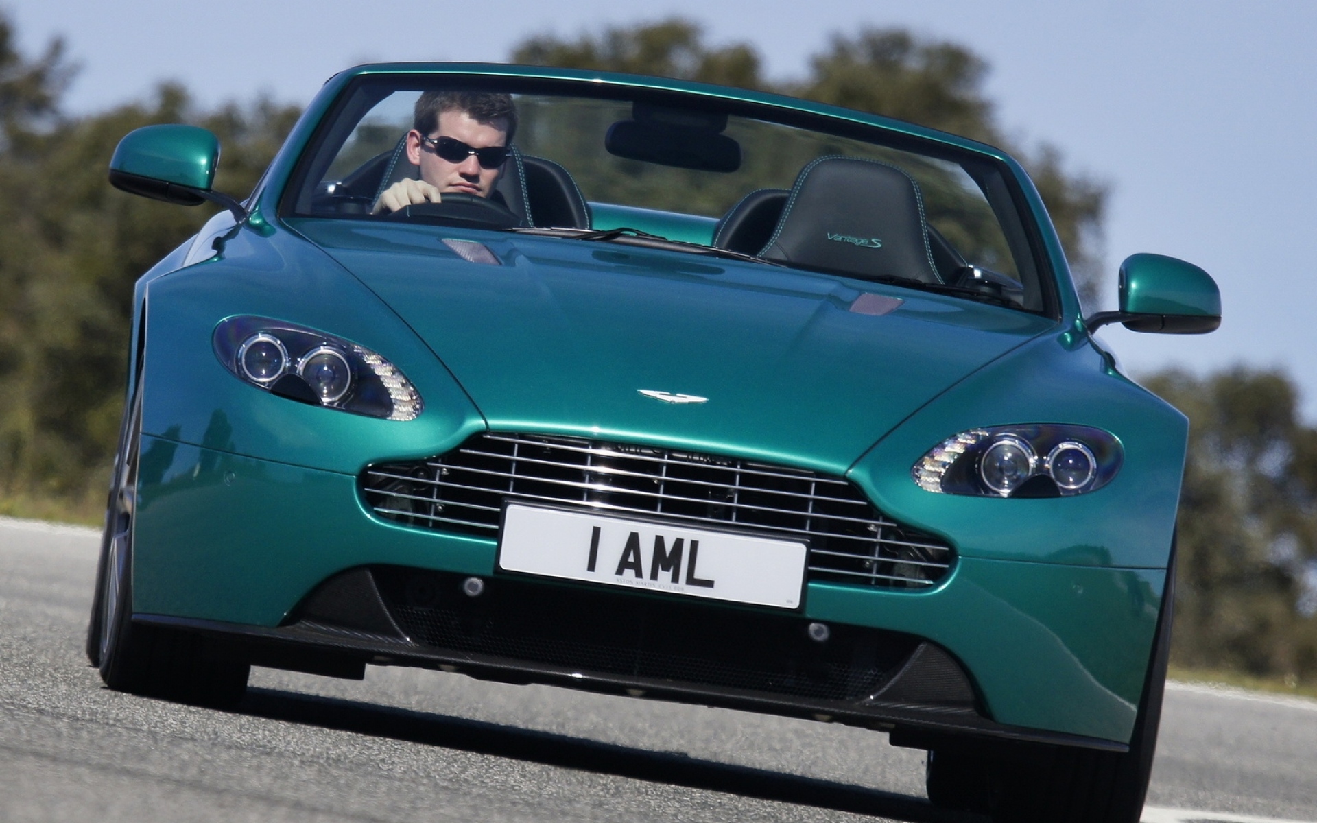 Автомобили 5 лет. Aston Martin Vantage 2011. Aston Martin v8 Vantage 2011. Aston Martin v8 Vantage s Roadster. Aston Martin Vantage Green.