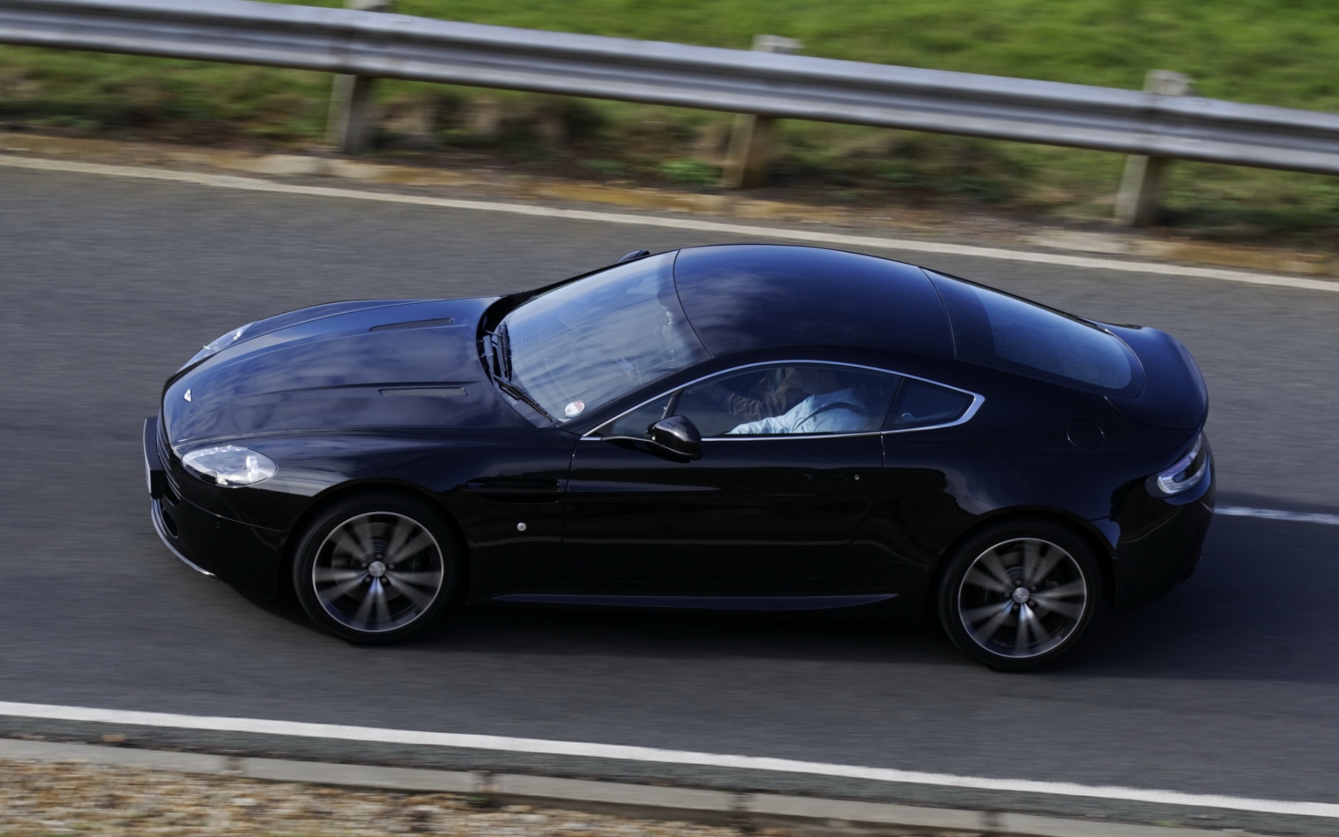 Картинки Aston martin, v8, vantage, 2010, черный, вид сбоку, стиль, скорость фото и обои на рабочий стол