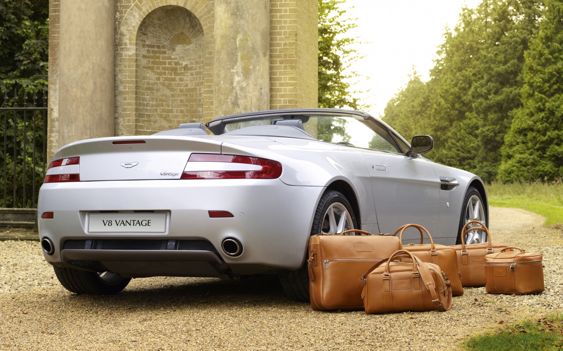 Картинки Aston martin, v8, vantage, 2008, серебро, вид сзади, стиль, природа фото и обои на рабочий стол