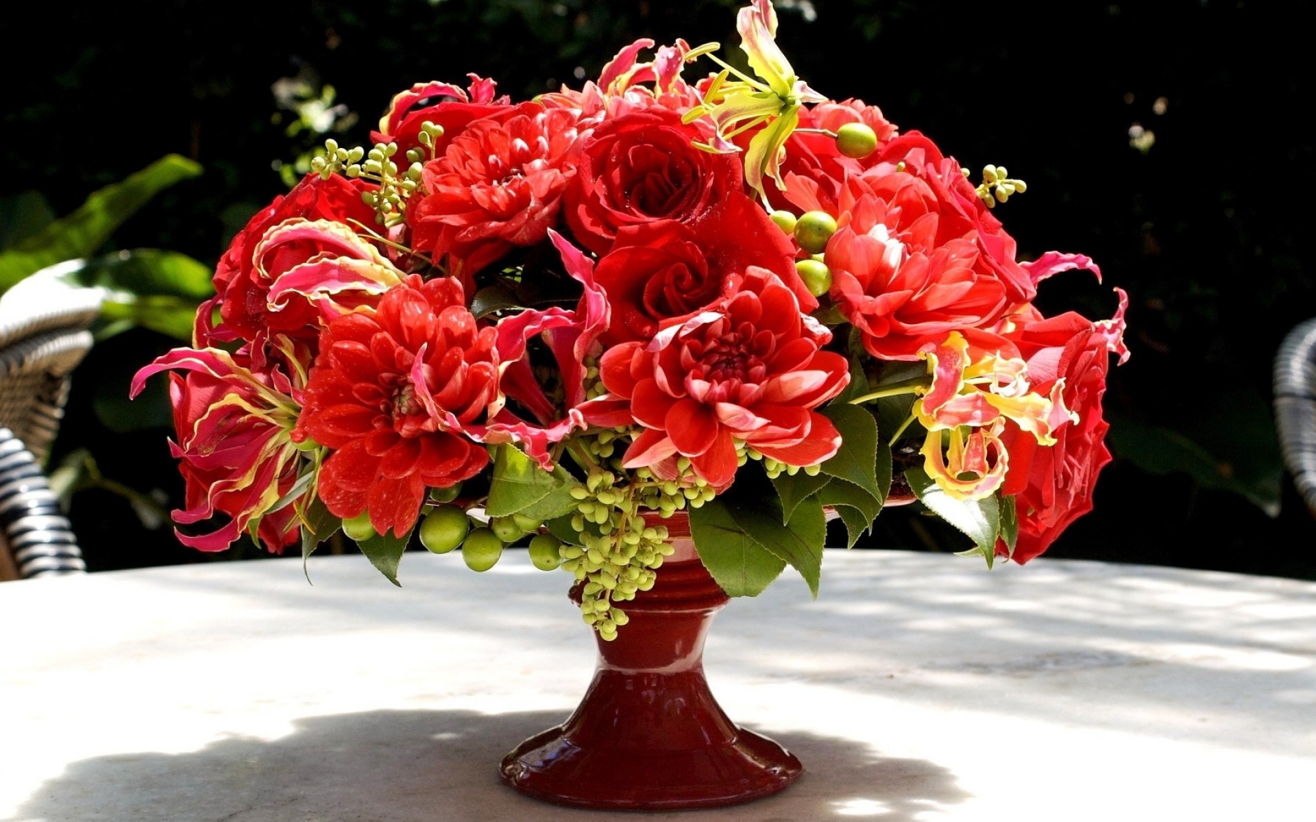 Картинки Розы, георгины, gloriosa, ваза, букет, стол, красота фото и обои на рабочий стол