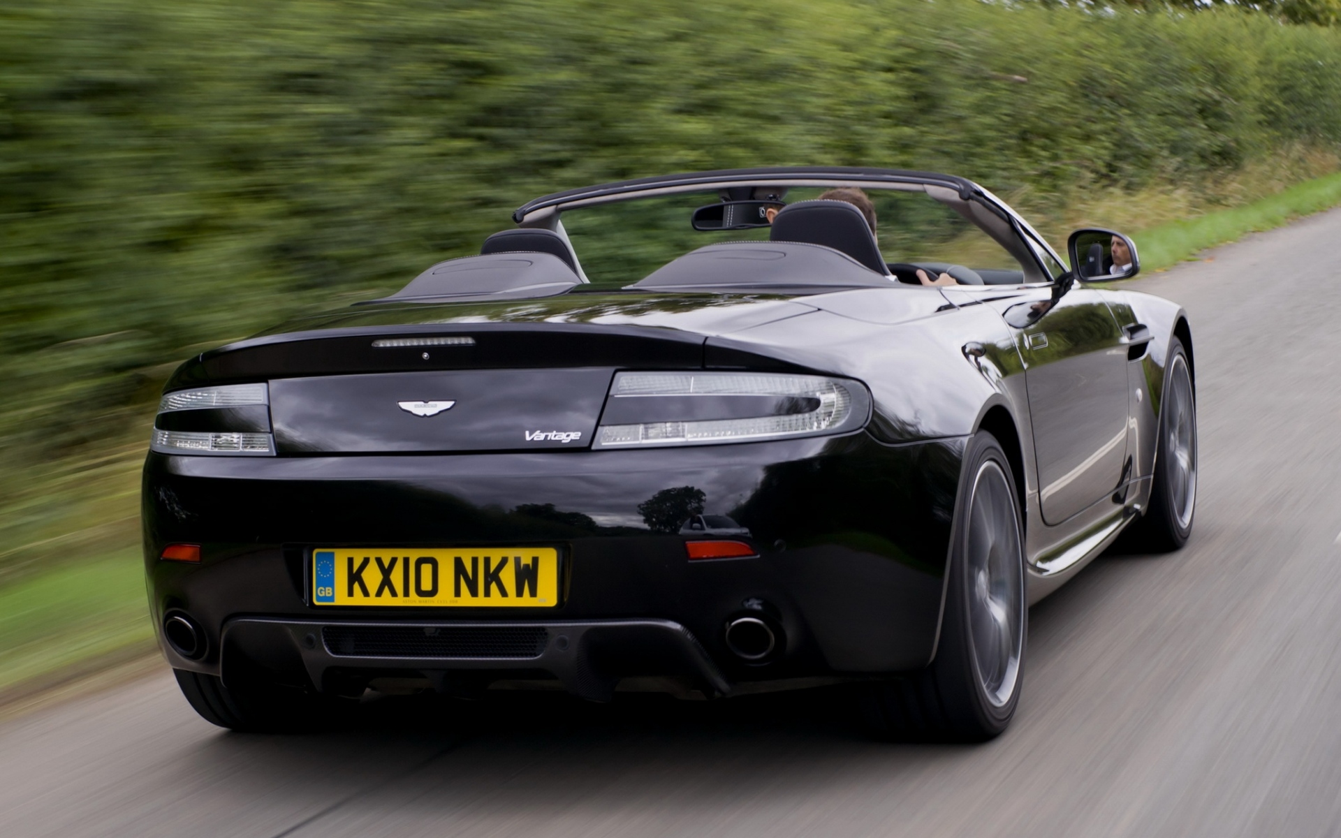Картинки Aston martin, v8, vantage, 2010, черный, вид сзади, дорога, скорость фото и обои на рабочий стол