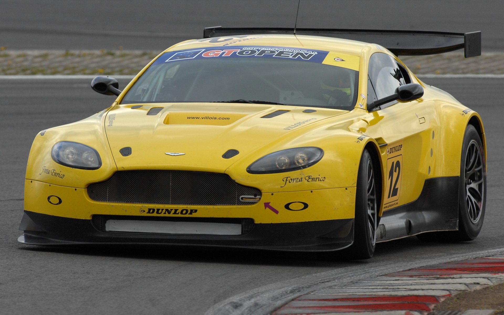 Картинки Aston martin, v8, vantage, 2009, желтый, вид спереди, стиль, асфальт фото и обои на рабочий стол