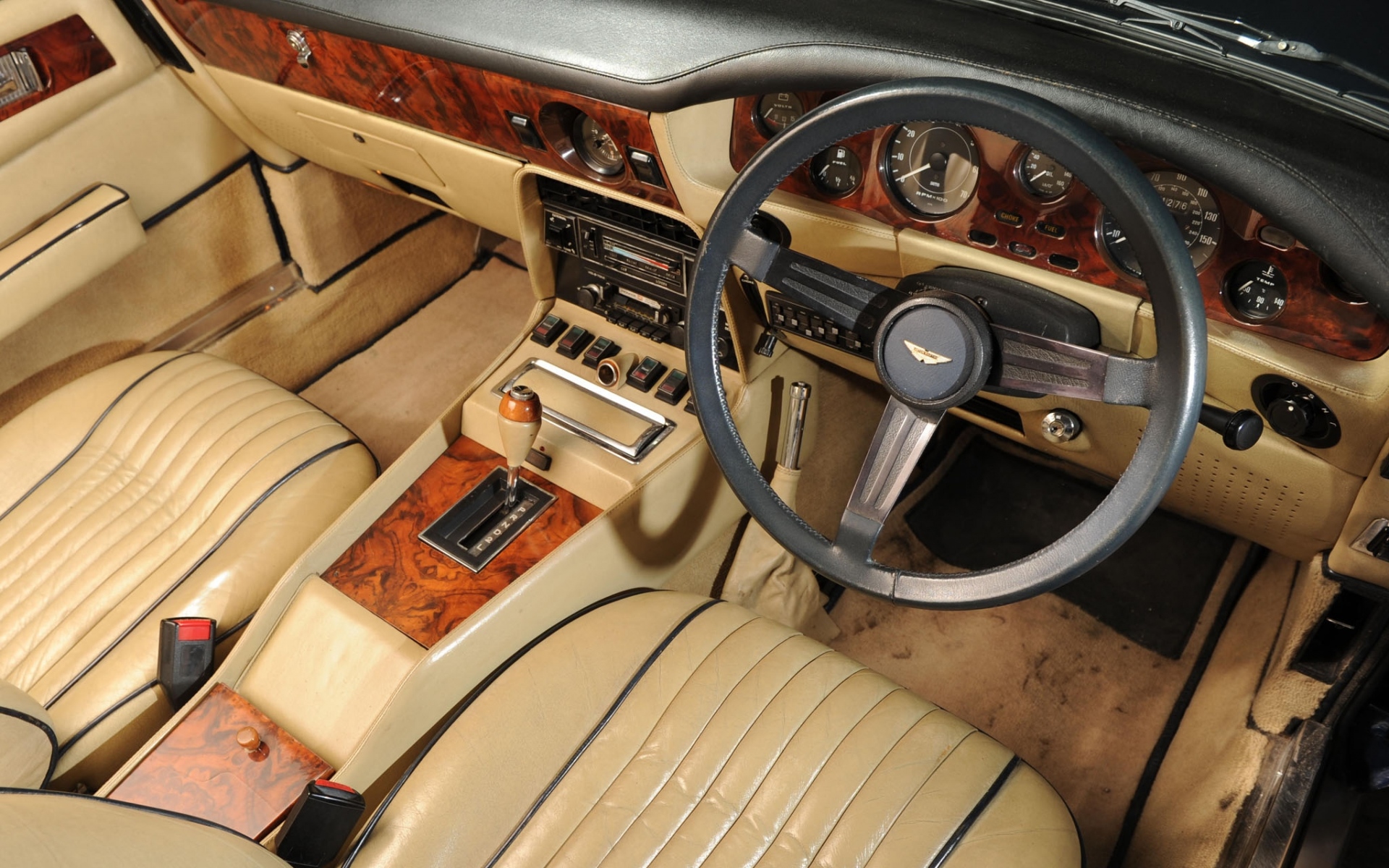 Картинки Aston martin, v8, volante, 1977, бежевый, салон, салон, руль, спидометр фото и обои на рабочий стол