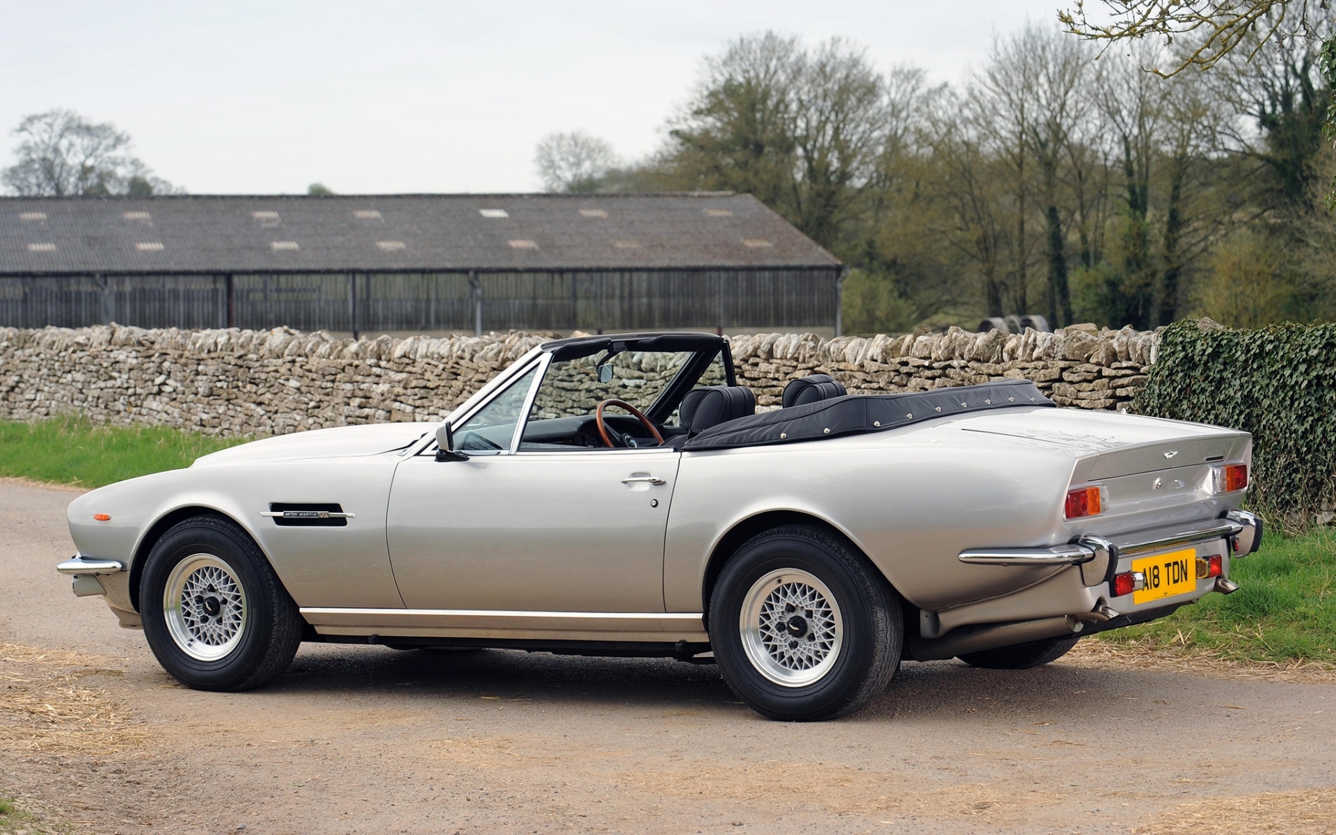 Картинки Aston martin, v8, volante, 1977, серебро, вид сбоку, стиль, ретро, ??авто фото и обои на рабочий стол