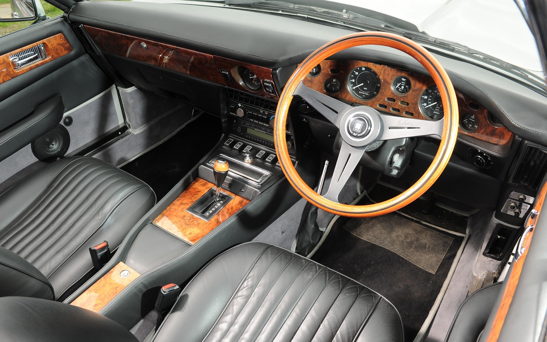 Картинки Aston martin, v8, volante, 1977, черный, салон, интерьер, руль, спидометр, ретро фото и обои на рабочий стол