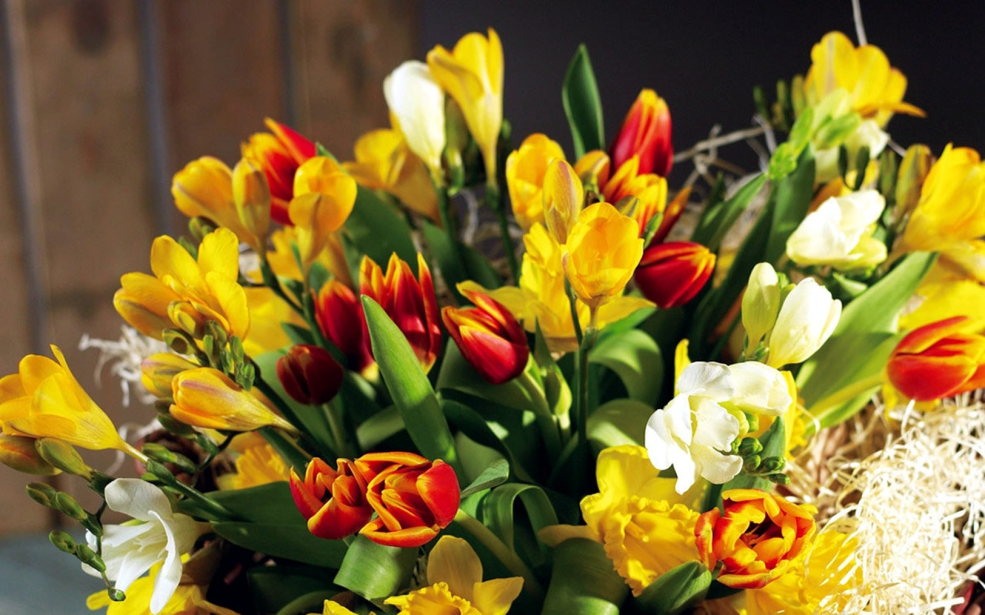 Тюльпаны,нарцысы,мимозацветы в букета для рабочего стола