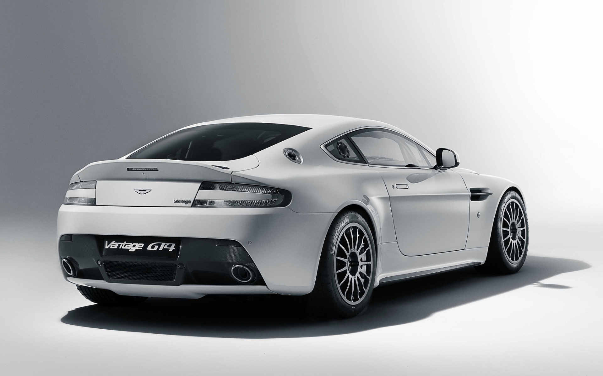 Картинки Aston martin, v8, vantage, 2010, белый, вид сзади, автомобиль, стиль фото и обои на рабочий стол