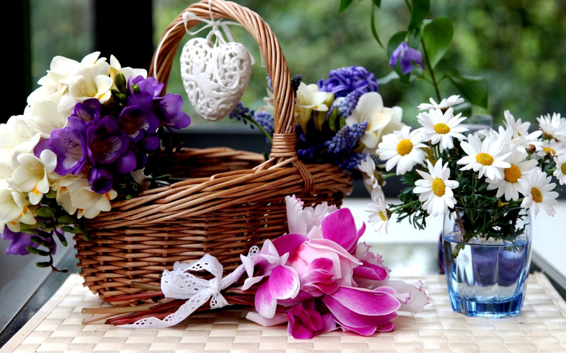 Картинки Ромашки, цветок, стекло, цветы, букеты, корзина, сердце фото и обои на рабочий стол