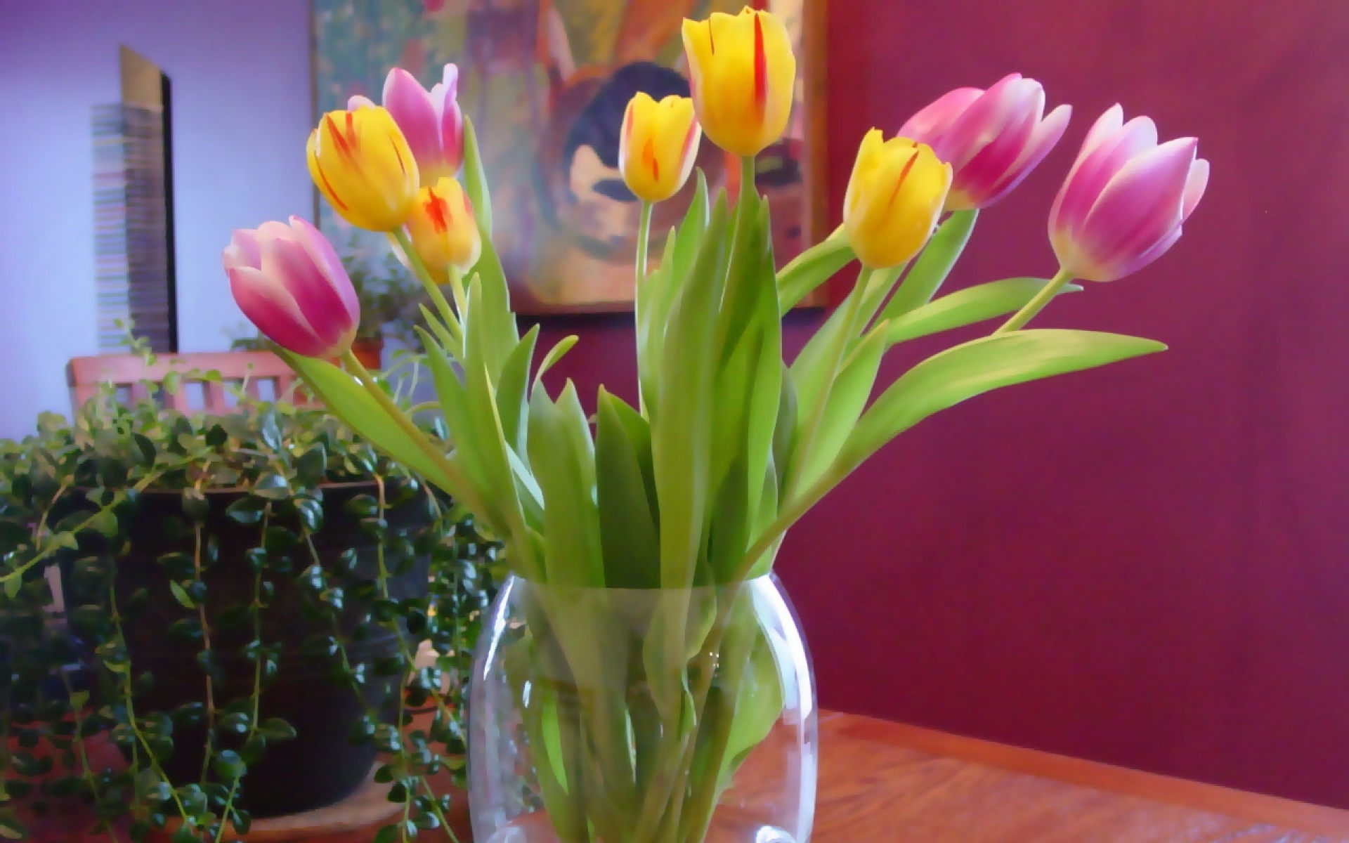 Как сохранить свежие тюльпаны в вазе. Тюльпаны в вазе. Букет тюльпанов в вазе. Вазы для тюльпанов. Ваза с тюльпанами.