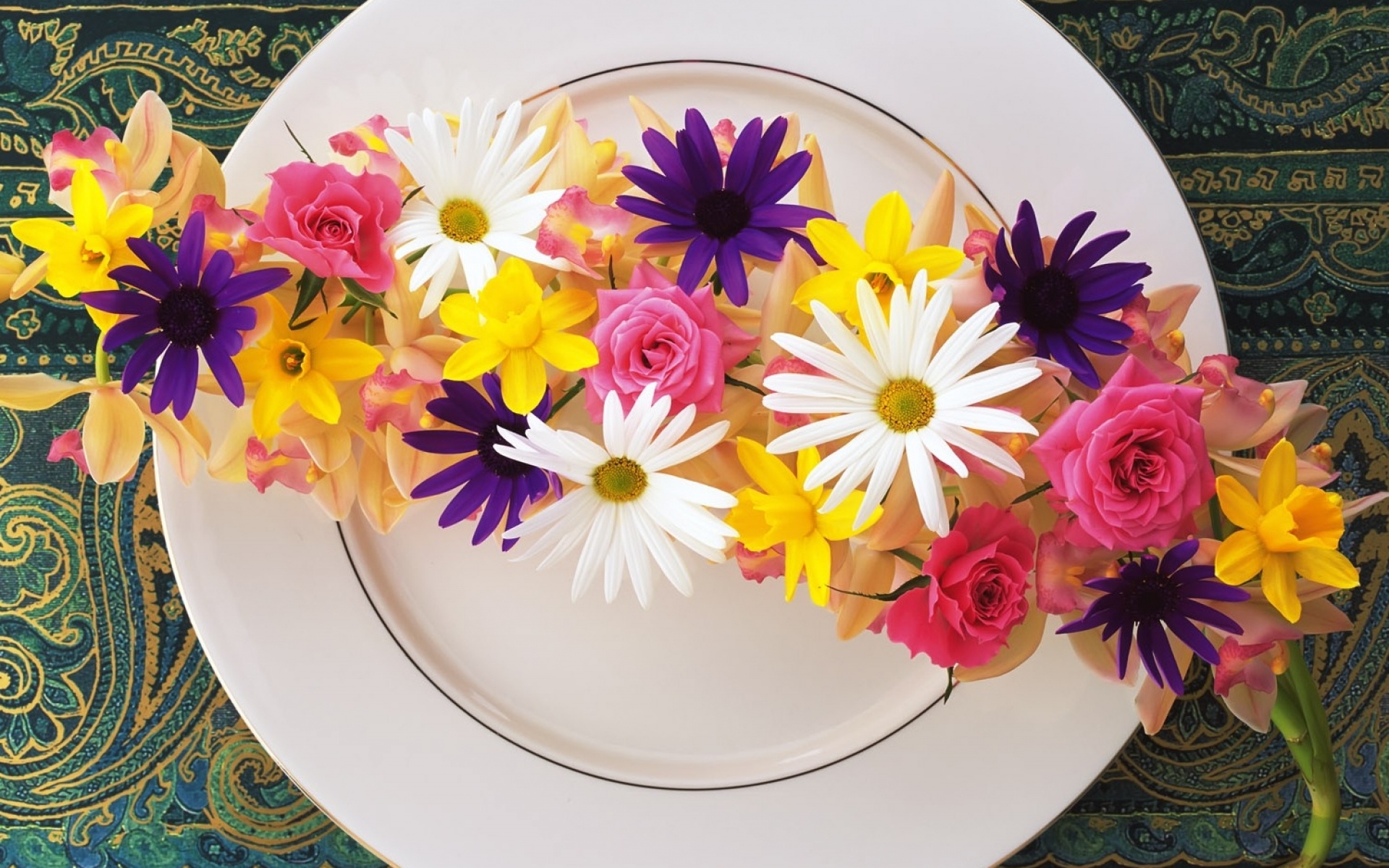Цветы на тарелке