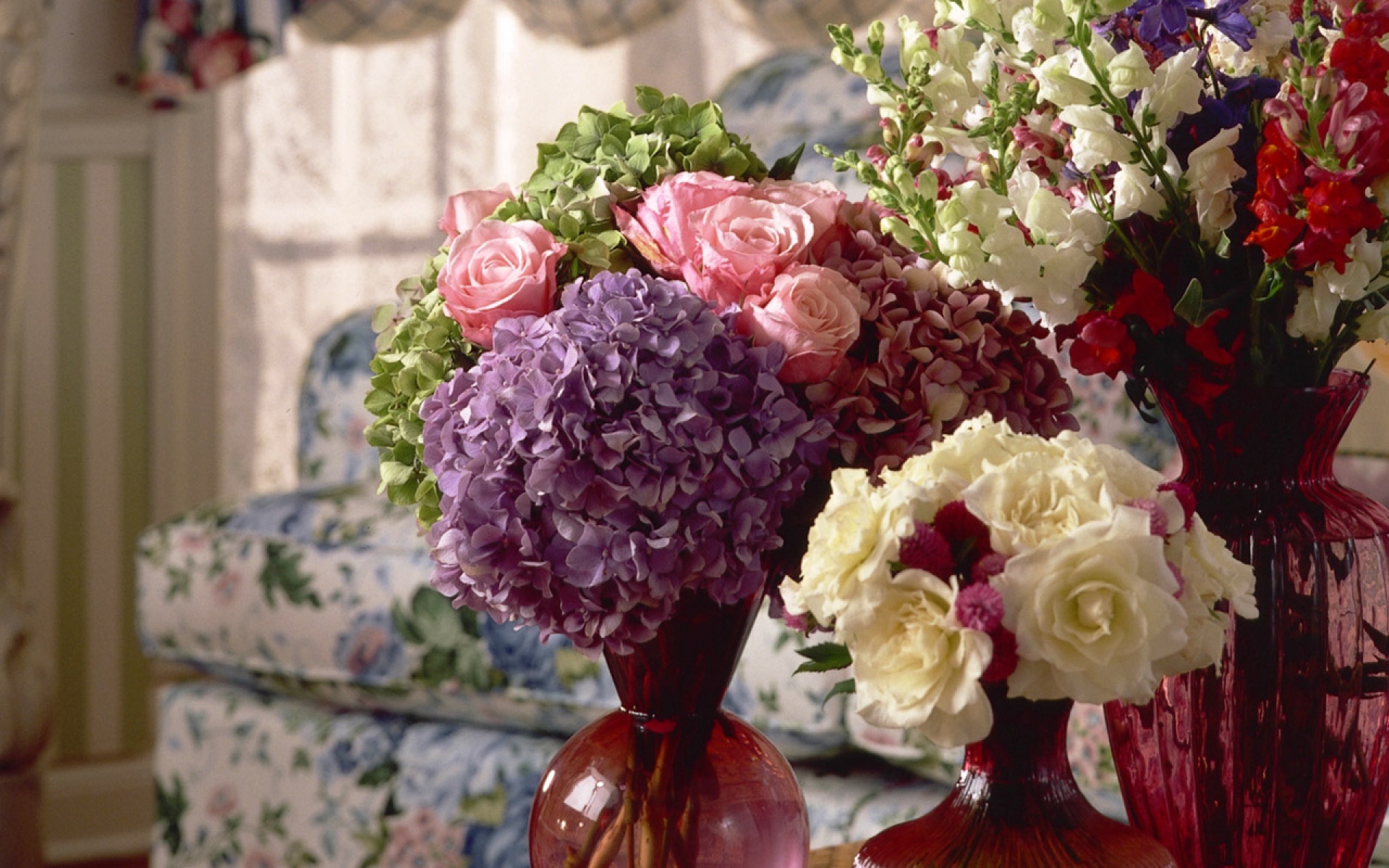 Много цветов на столе. Шикарные цветы в вазе. Изысканный букет цветов. Цветы в вазе на столе.
