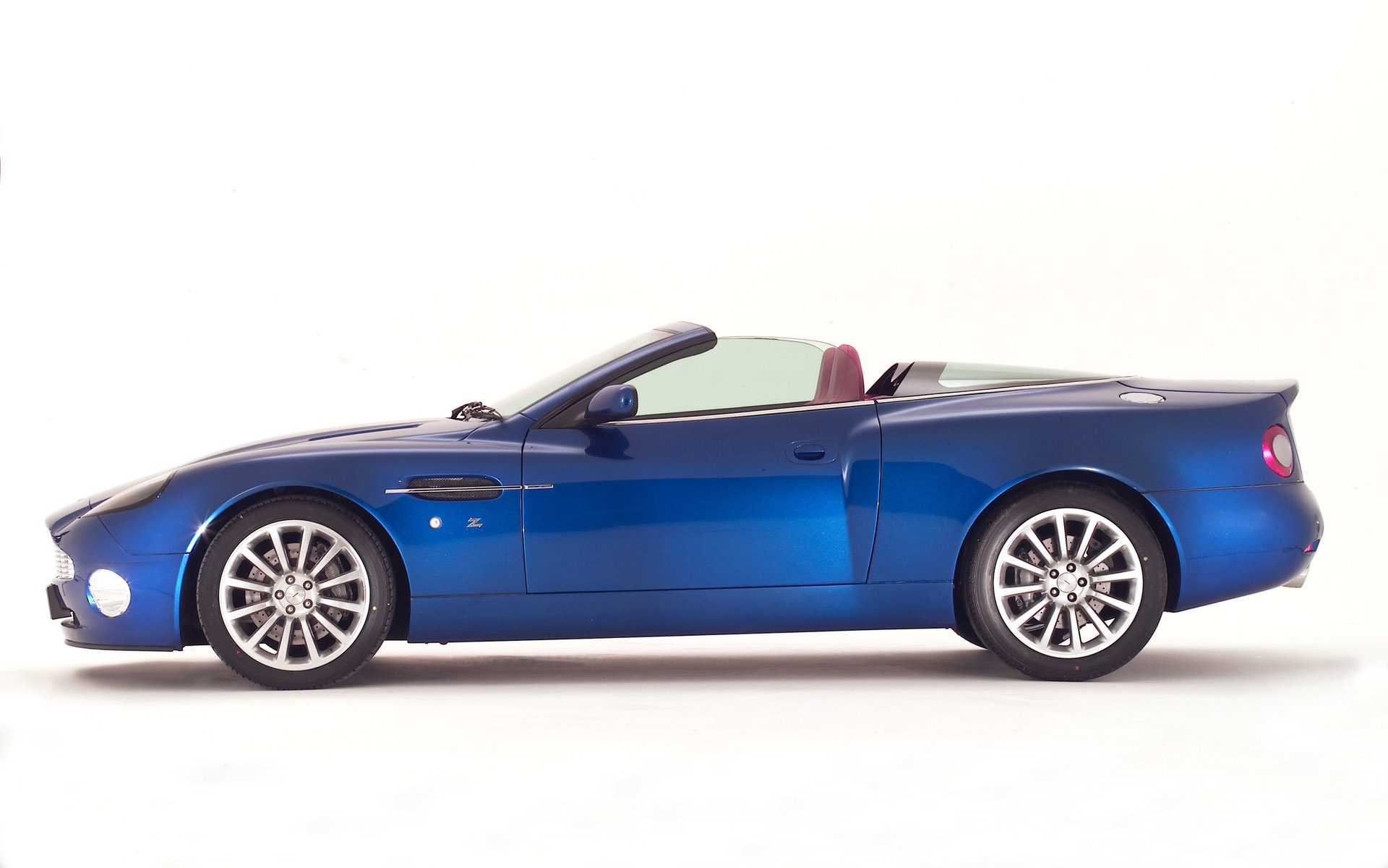 Картинки Aston martin, v12, побеждает, 2004, синий, вид сбоку, стиль, авто фото и обои на рабочий стол