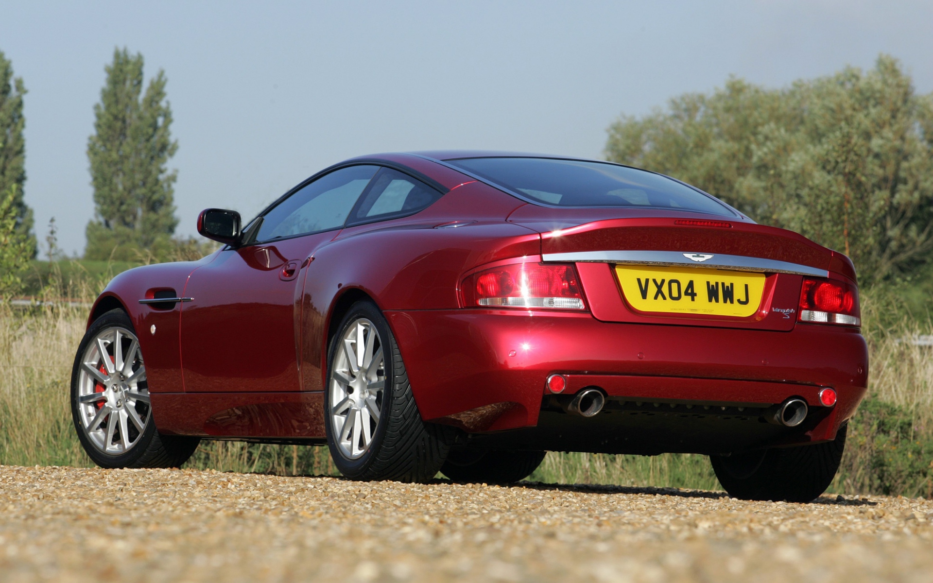 Картинки Aston martin, v12, побеждает, 2004, красный, вид сзади, стиль, природа фото и обои на рабочий стол