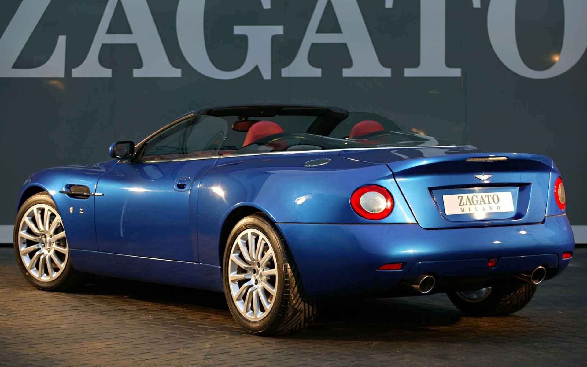 Картинки Aston martin, v12, побеждает, 2004, синий, вид сбоку, кабриолет, авто фото и обои на рабочий стол