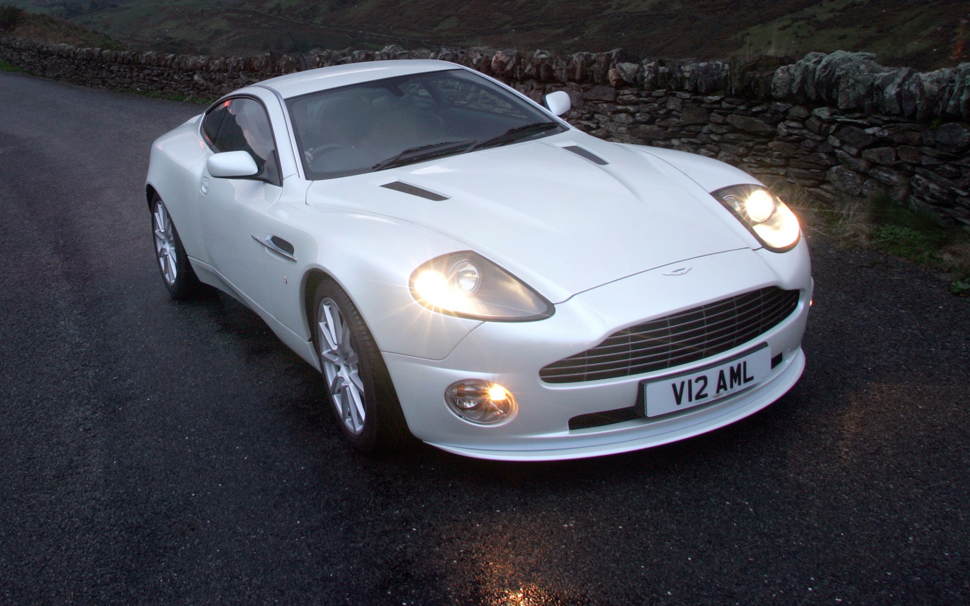 Картинки Aston martin, v12, победитель, 2004, белый, вид спереди, природа фото и обои на рабочий стол
