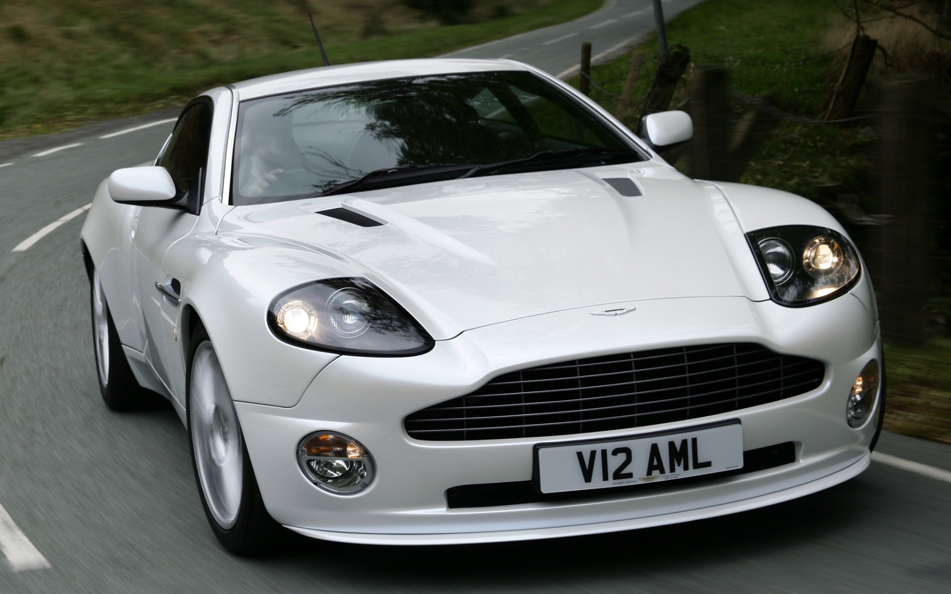 Картинки Aston martin, v12, победитель, 2004, белый, вид спереди, автомобили, природа фото и обои на рабочий стол
