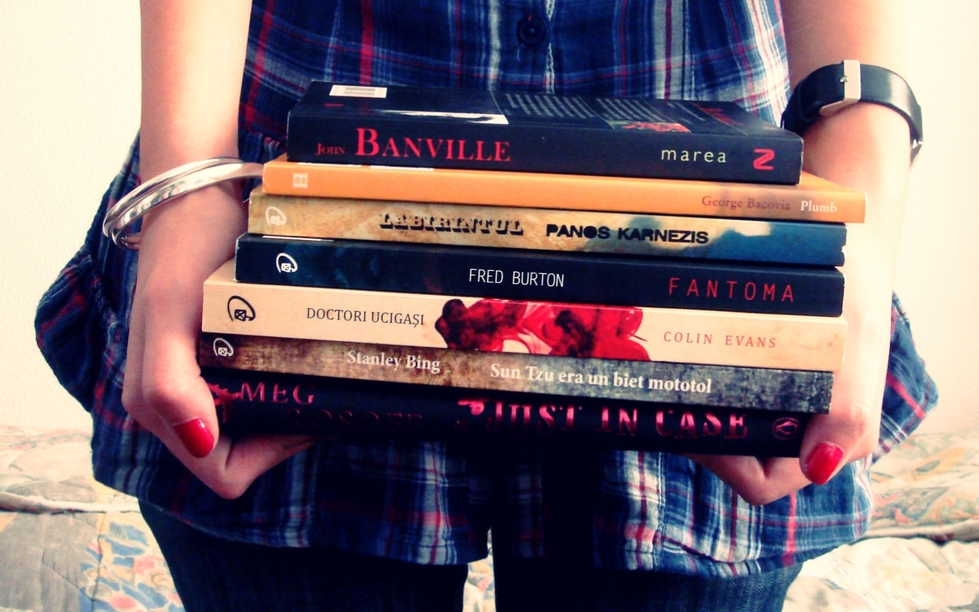 Картинки Девушка, книги, оружие, обучение фото и обои на рабочий стол