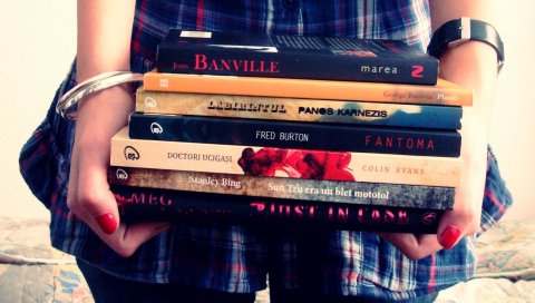 Девушка, книги, оружие, обучение