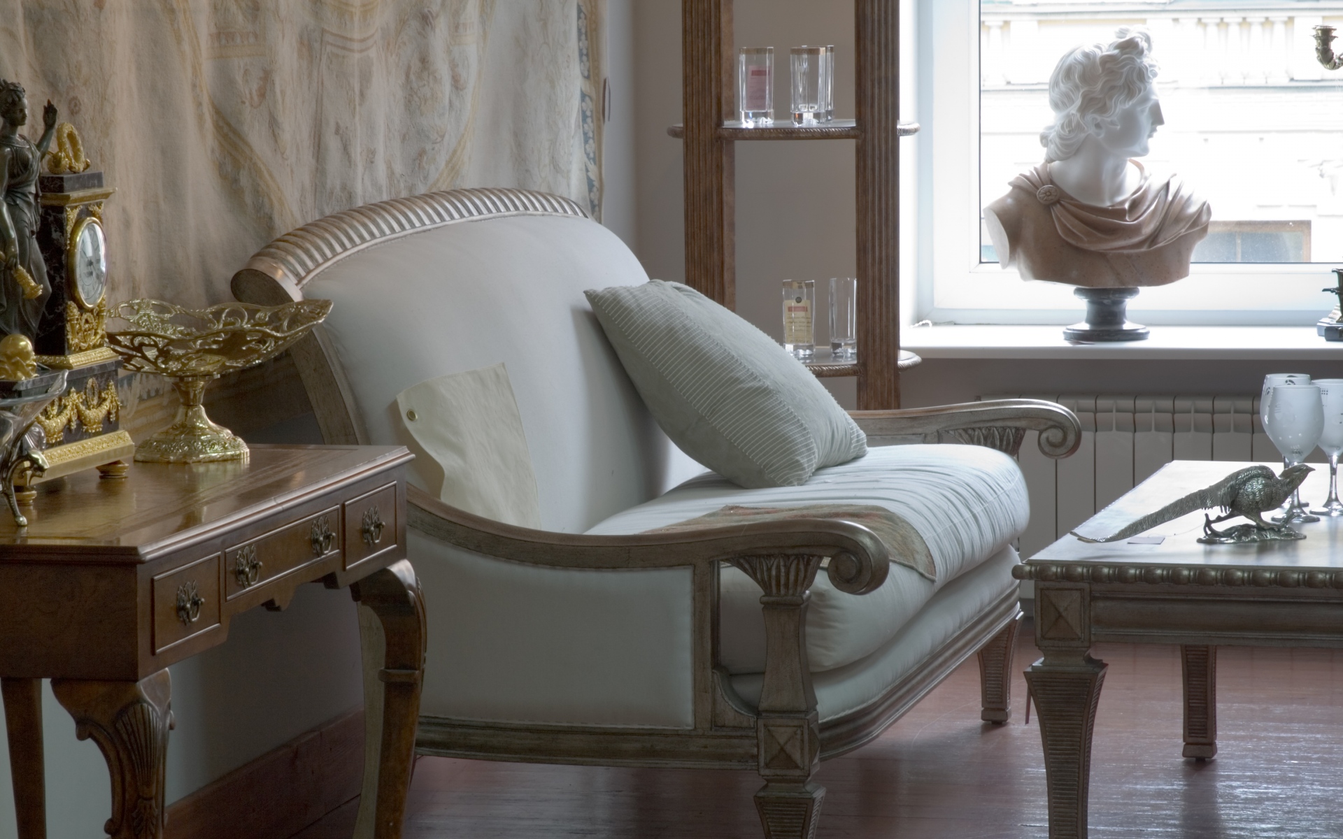 Картинки Бюст, диван, интерьер, комната, настроение, стиль, стол фото и обои на рабочий стол