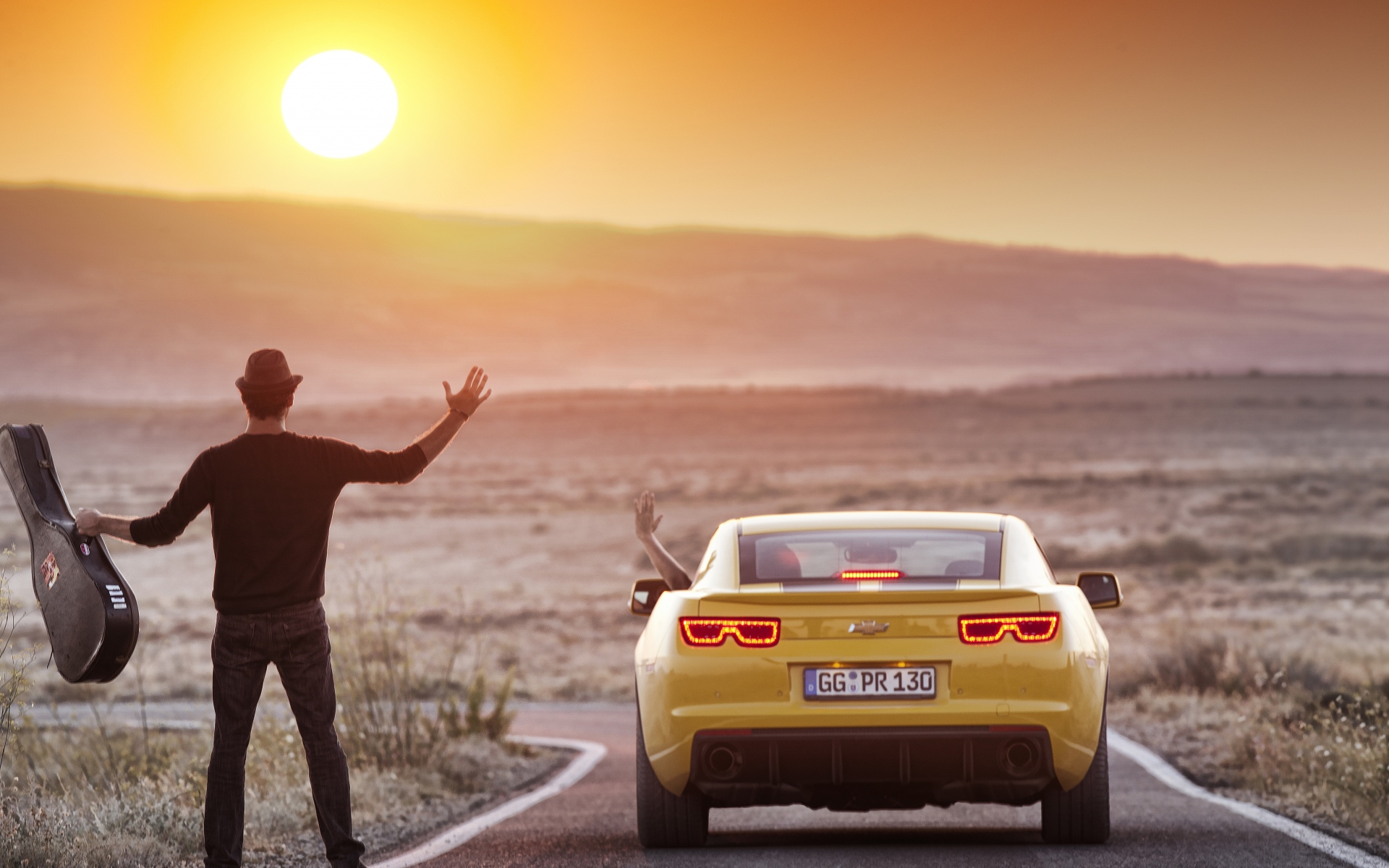 Картинки 2012, camaro, chevrolet, гитара, гора, человек, пейзаж, природа, солнце, ситуация фото и обои на рабочий стол