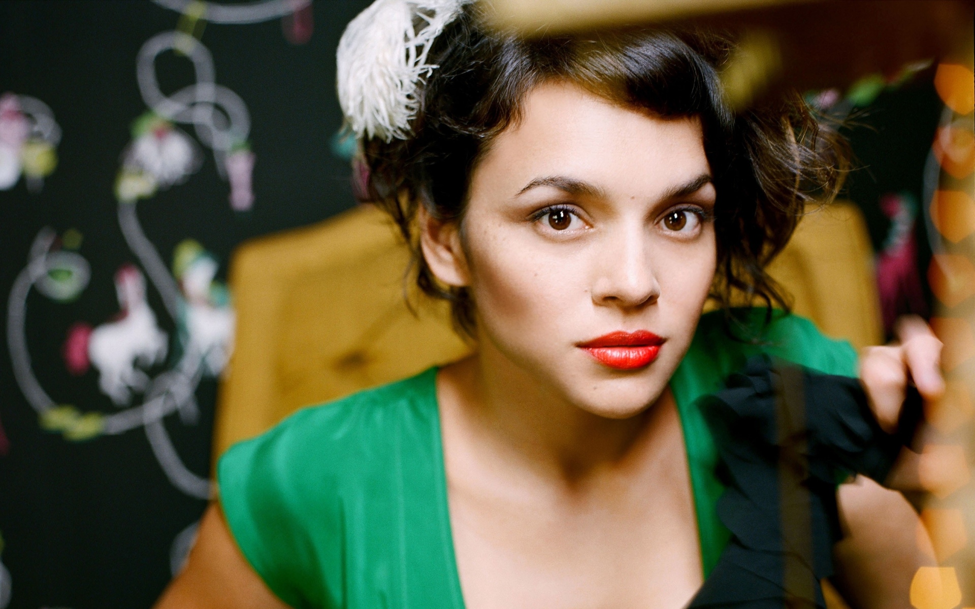 Картинки Norah jones, брюнетка, взгляд, макияж, помада фото и обои на рабочий стол