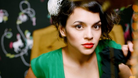 Norah jones, брюнетка, взгляд, макияж, помада