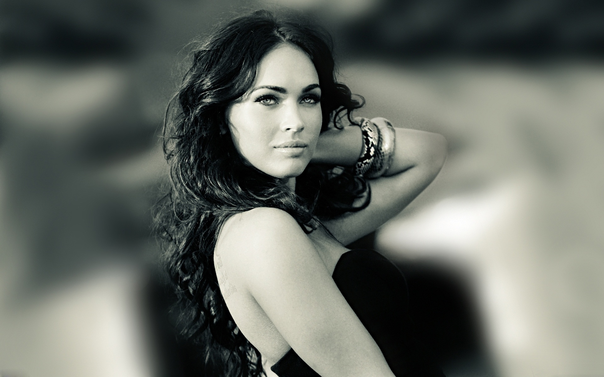 Картинки Megan fox, look, girl, model, black white, brunette фото и обои на рабочий стол