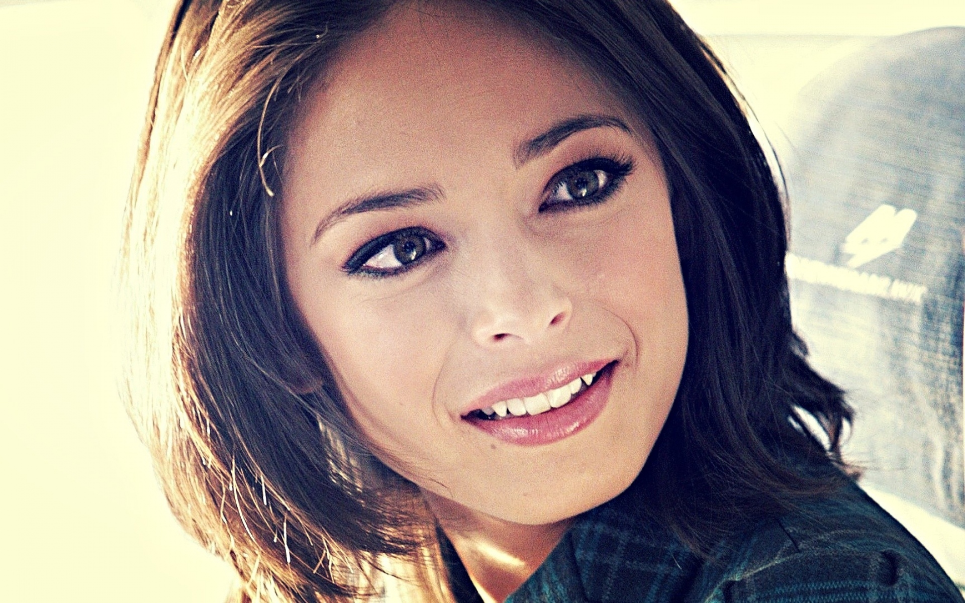 Картинки Kristin kreuk, брюнетка, знаменитость, улыбка, лицо фото и обои на рабочий стол