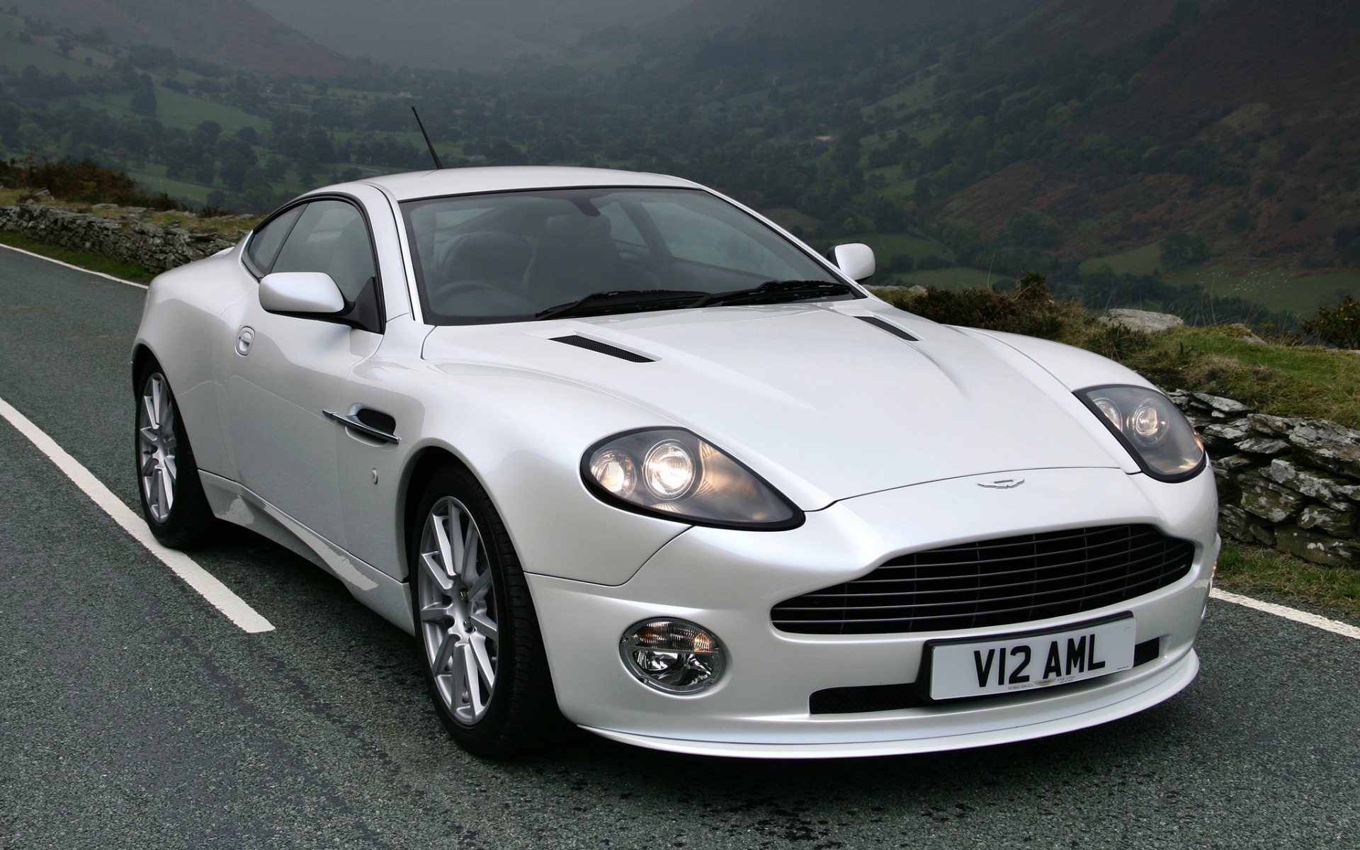 Картинки Aston martin, v12, победитель, 2004, белый, вид спереди, автомобили, горы фото и обои на рабочий стол