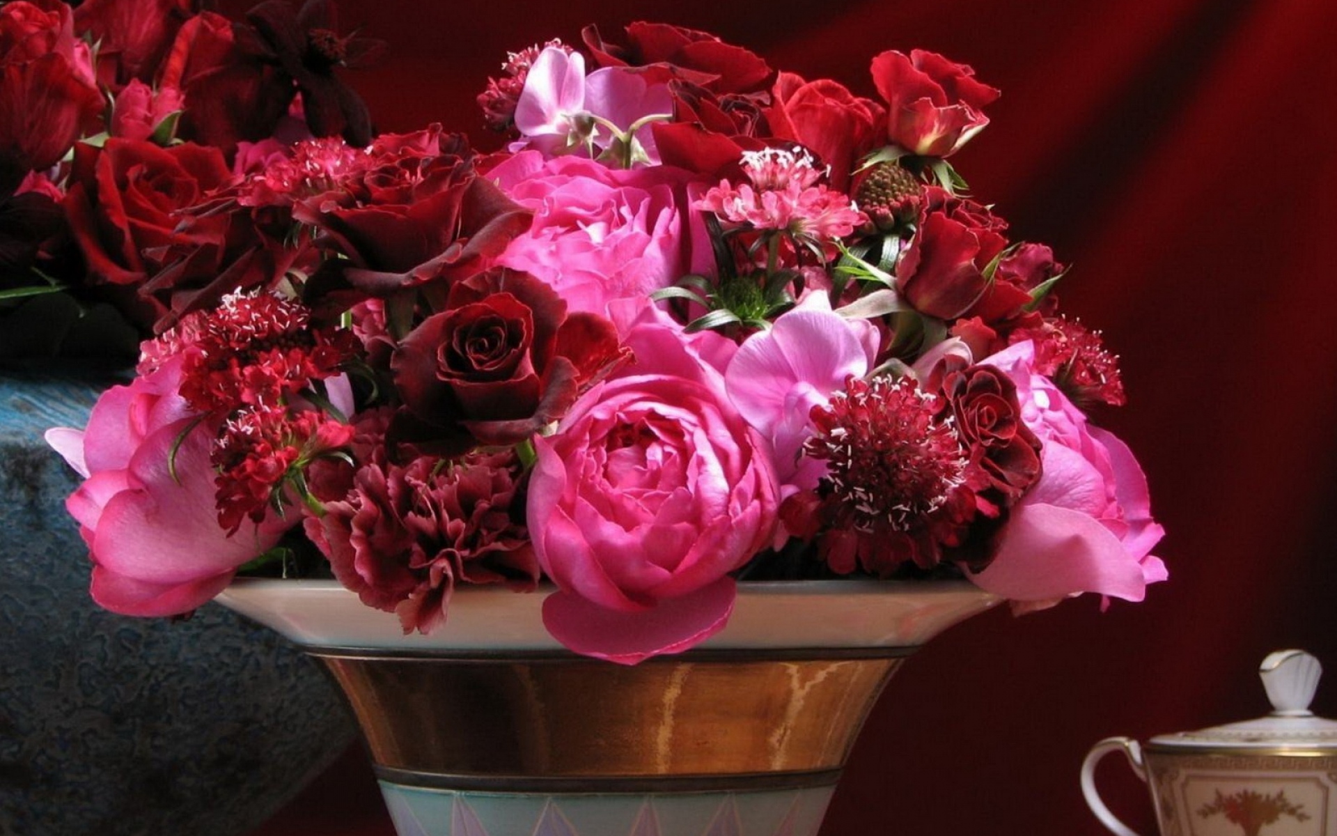 Картинки Розы, гвоздики, цветы, букет, ваза, лепестки, стол фото и обои на рабочий стол