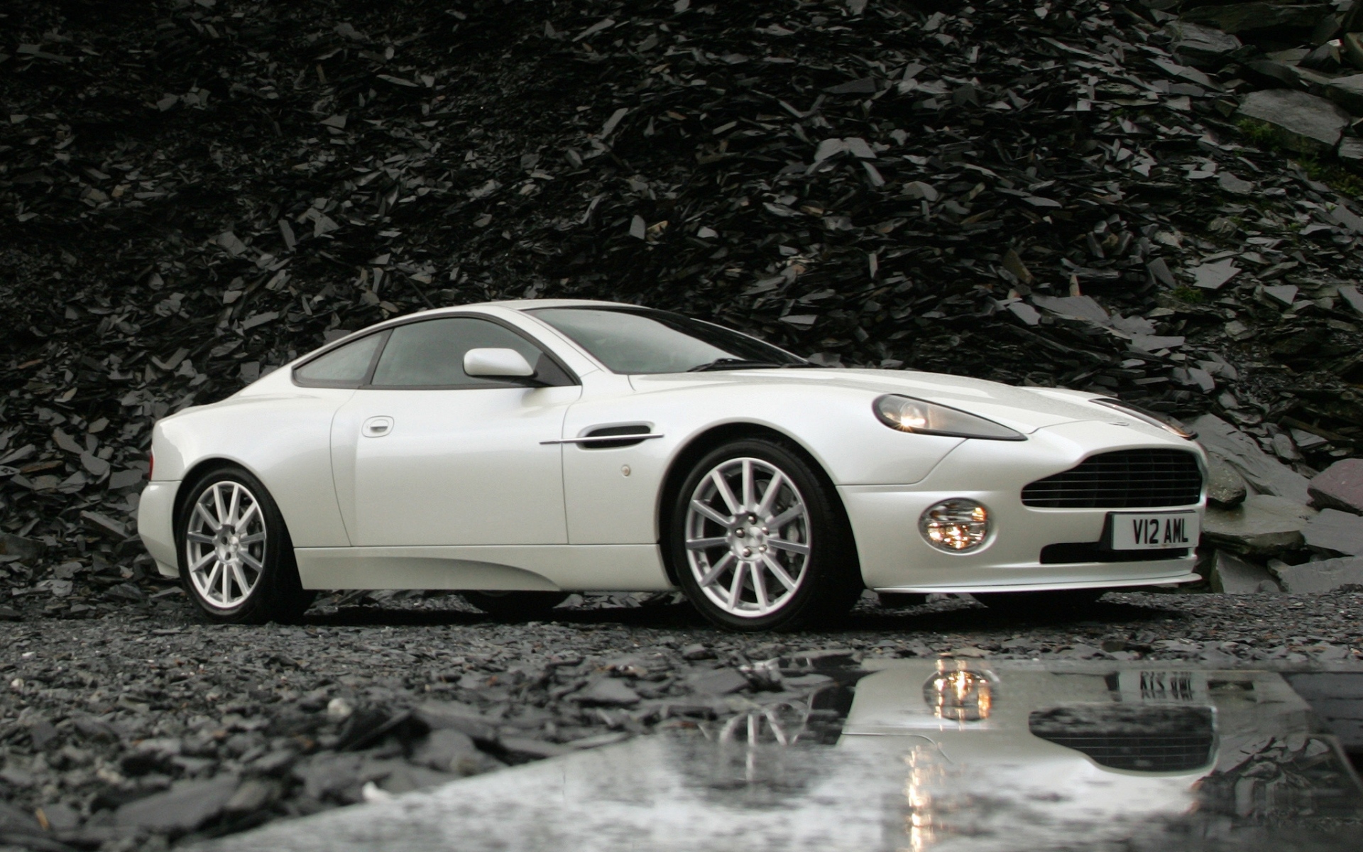 Картинки Aston martin, v12, побеждает, 2004, белый, вид сбоку, отражение фото и обои на рабочий стол