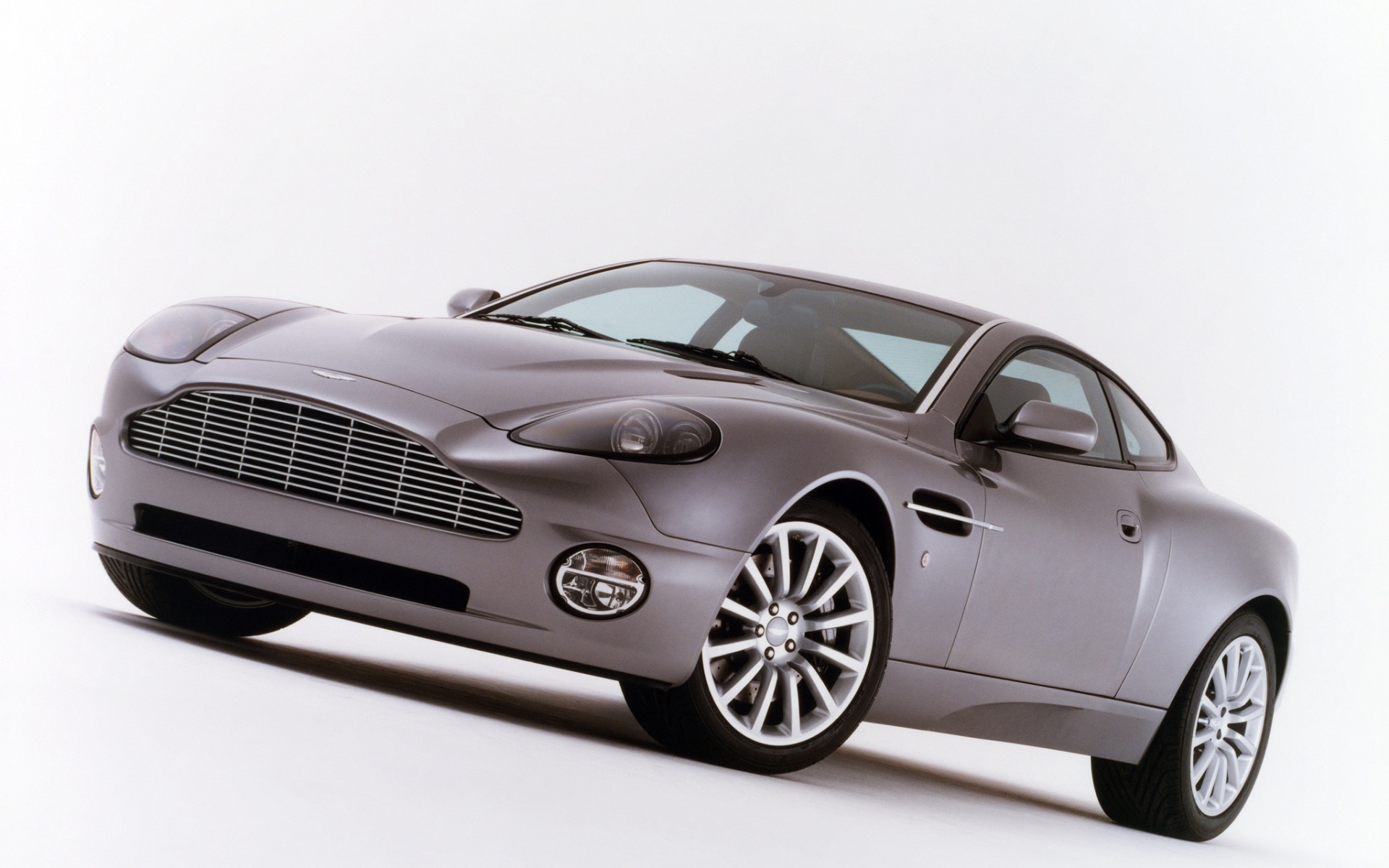 Картинки Aston martin, v12, побеждает, 2001, сиреневый, вид сбоку, авто фото и обои на рабочий стол
