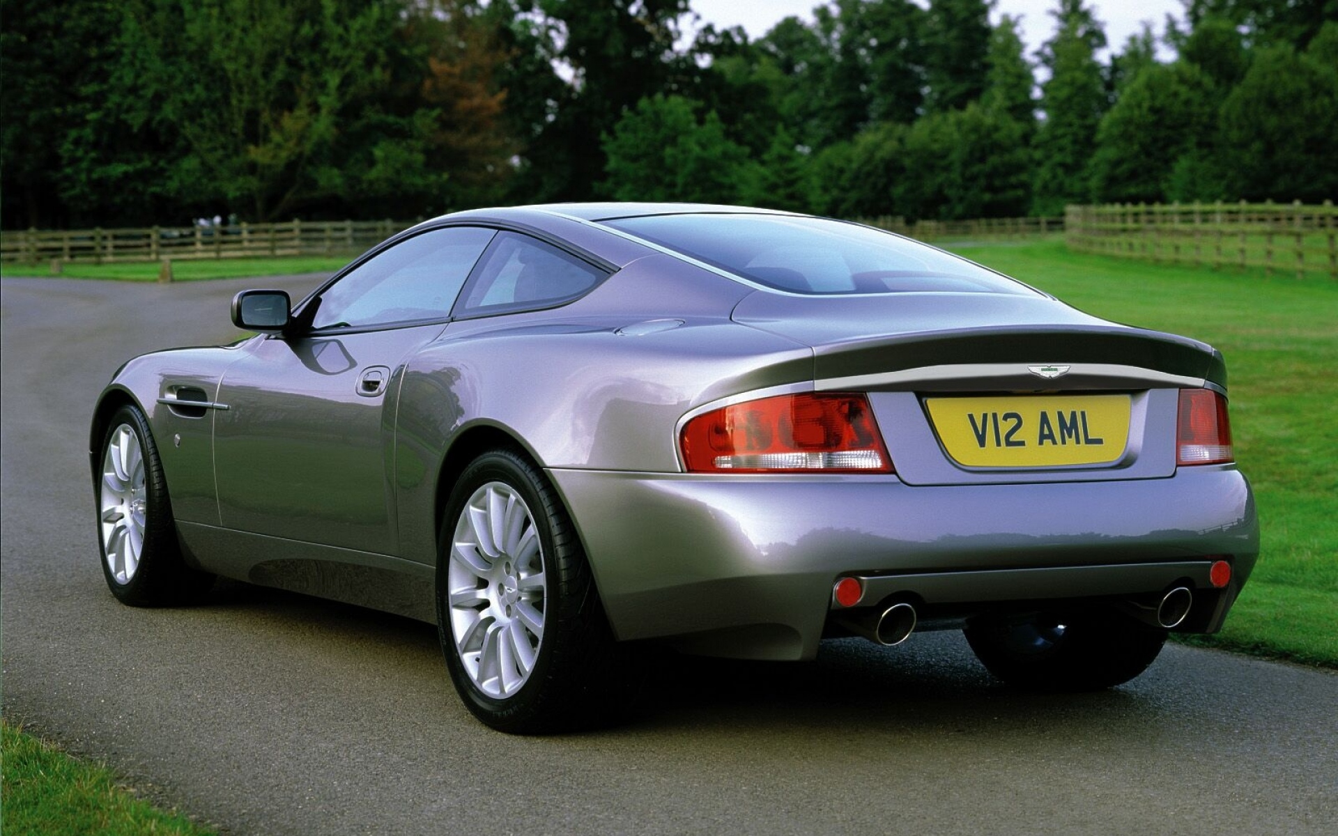 Картинки Aston martin, v12, побеждает, 2001, серый, вид сзади, автомобиль, природа фото и обои на рабочий стол