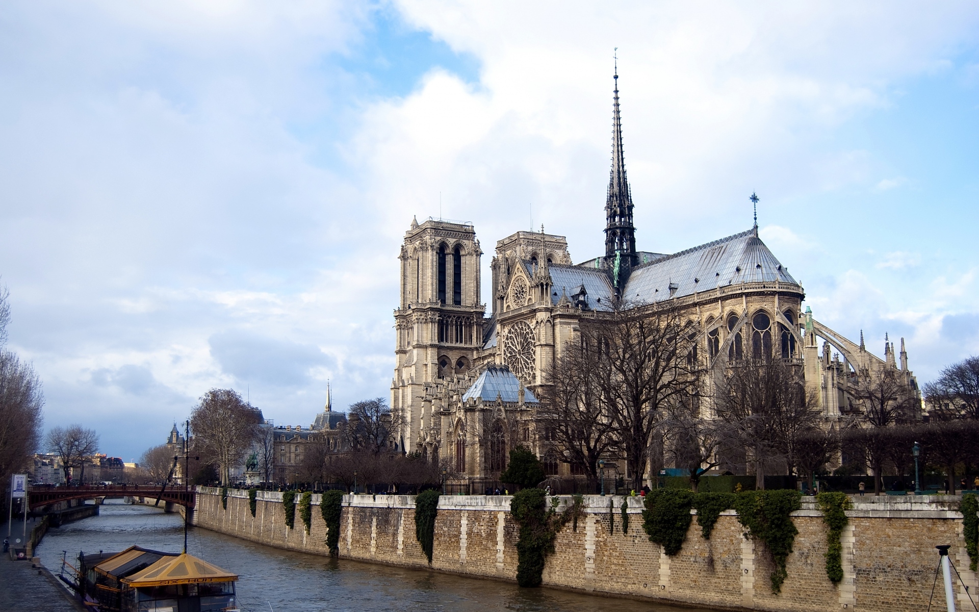 Картинки Нотр-Дам-де-Парис, лодка, мост, небо, Париж, река, франция фото и обои на рабочий стол